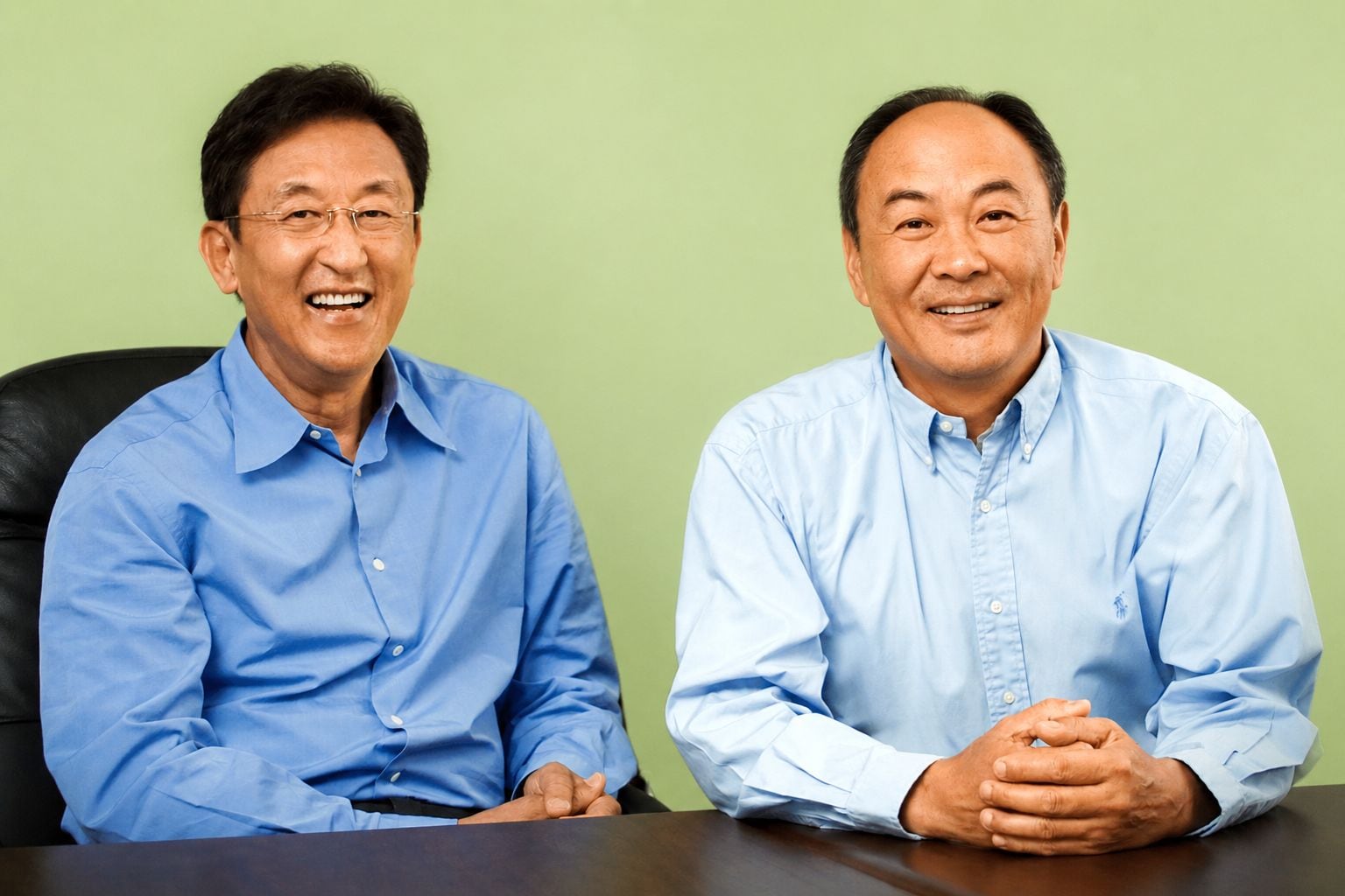 John Tu en David Sun, de founders van techbedrijf Kingston Technology. Na de verkoop van hun bedrijf werd 100 miljoen dollar van de winst gereserveerd voor hun personeel.