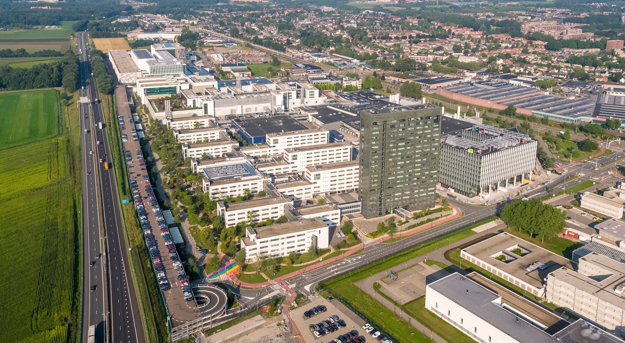 De campus van ASML in Veldhoven. De chipmachinefabrikant groeit uit zijn jasje en gaat de komende jaren flink uitbreiden