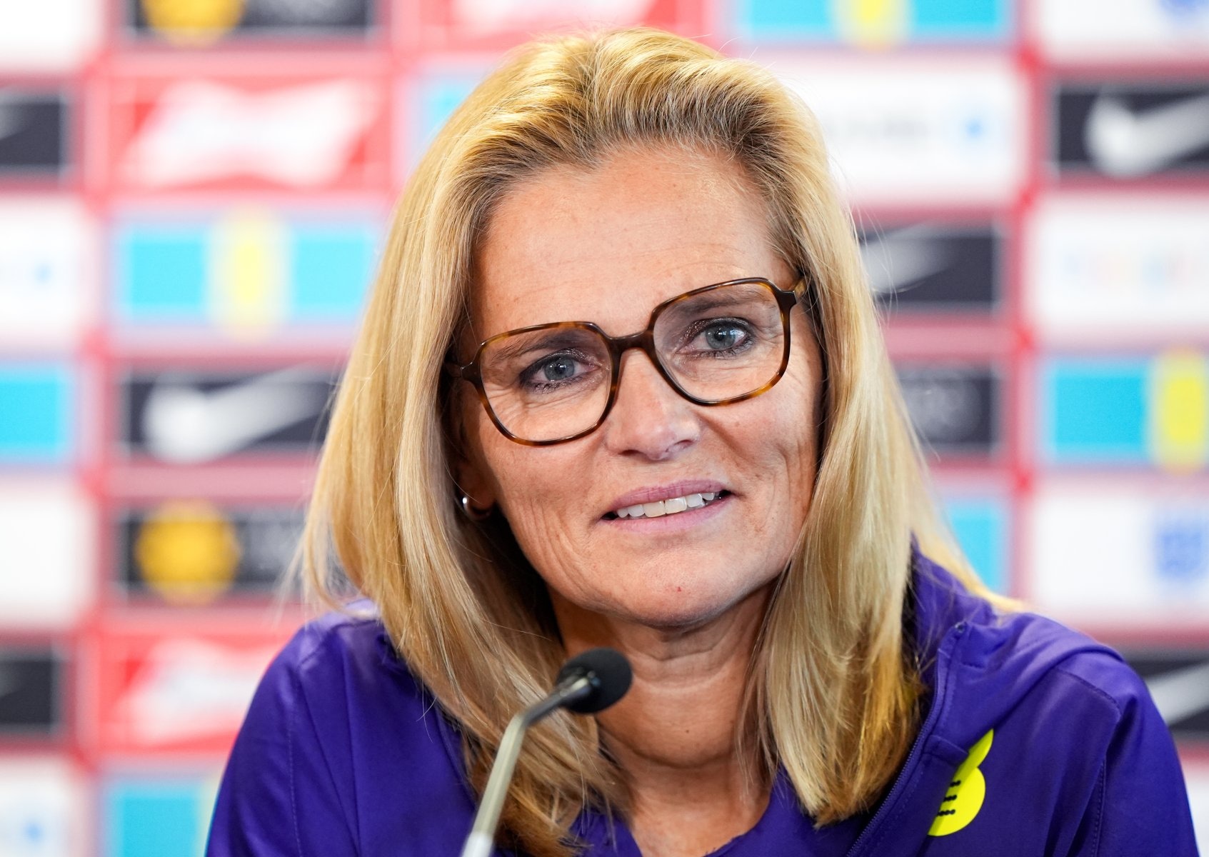Sarina Wiegman, bondscoach van het nationale vrouwenvoetbalteam van Engeland, tijdens een persconferentie.