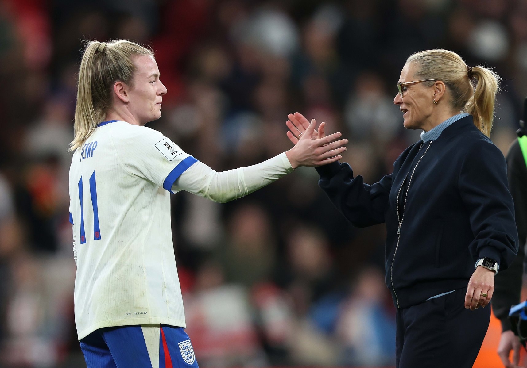 Sarina Wiegman na afloop van de interland Engeland-Spanje (1-0) in Wembley eerder dit jaar, met sterspeler Lauren Hemp.  ANP / REX by Shutterstock