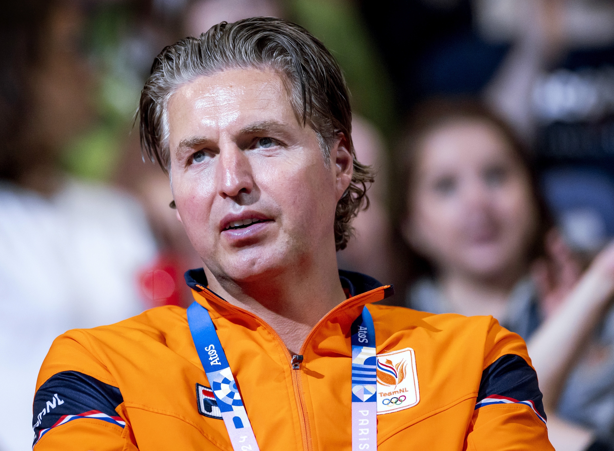Chef de mission Pieter van den Hoogenband tijdens het olympisch handbaltoernooi voor vrouwen tijdens de Spelen in Parijs in 2024.