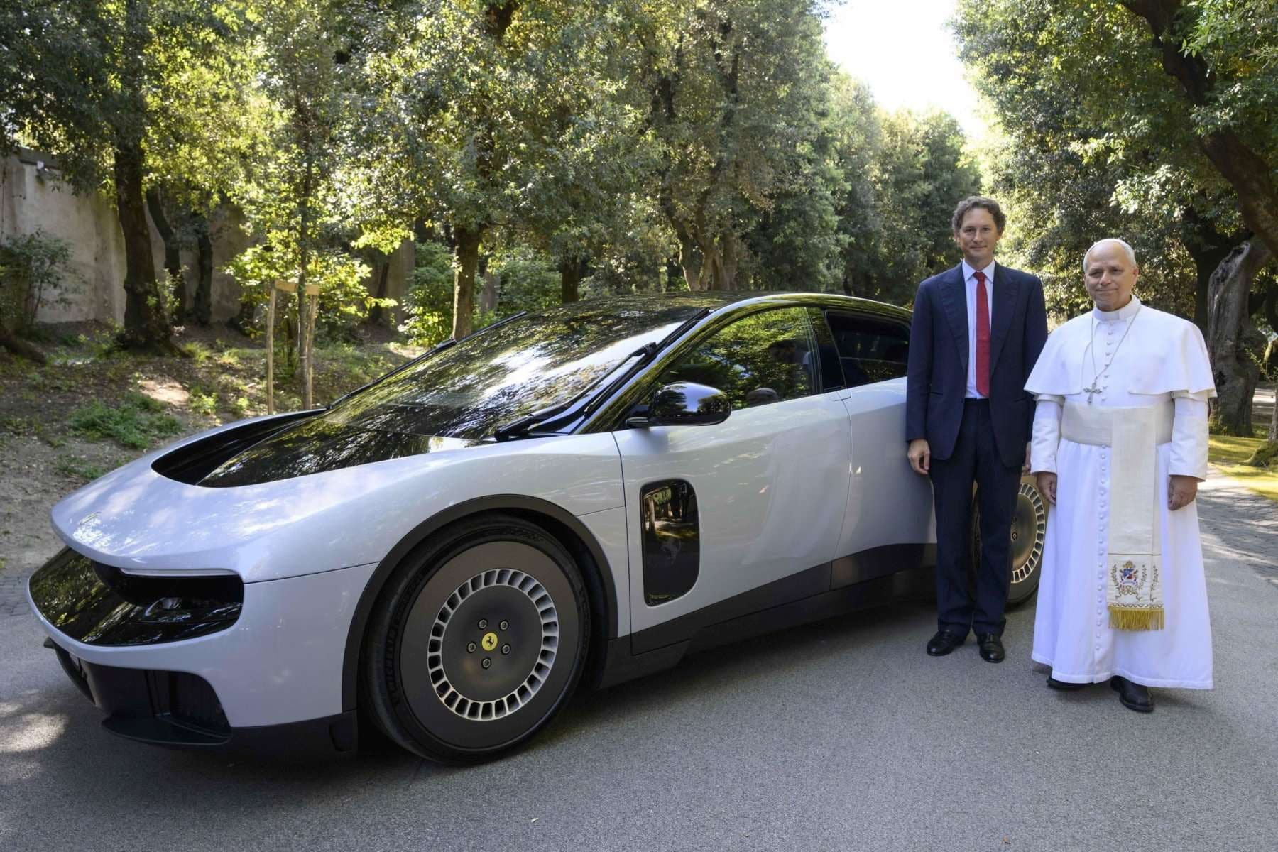 Paus Leo XIV met Ferrari-CEO John Elkann bij de Ferrari Luce, tijdens een speciaal georganiseerde 'pauselijke presentatie'.