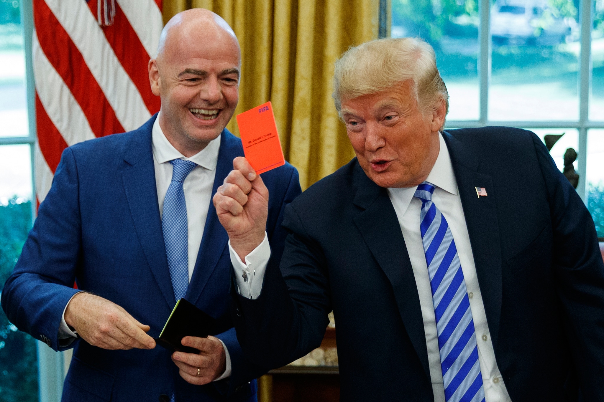 Donald Trump en Gianni Infantino in de Oval Office in het Witte Huis, nog voor het WK. Toen al met een rode kaart. AP Photo/Evan Vucci