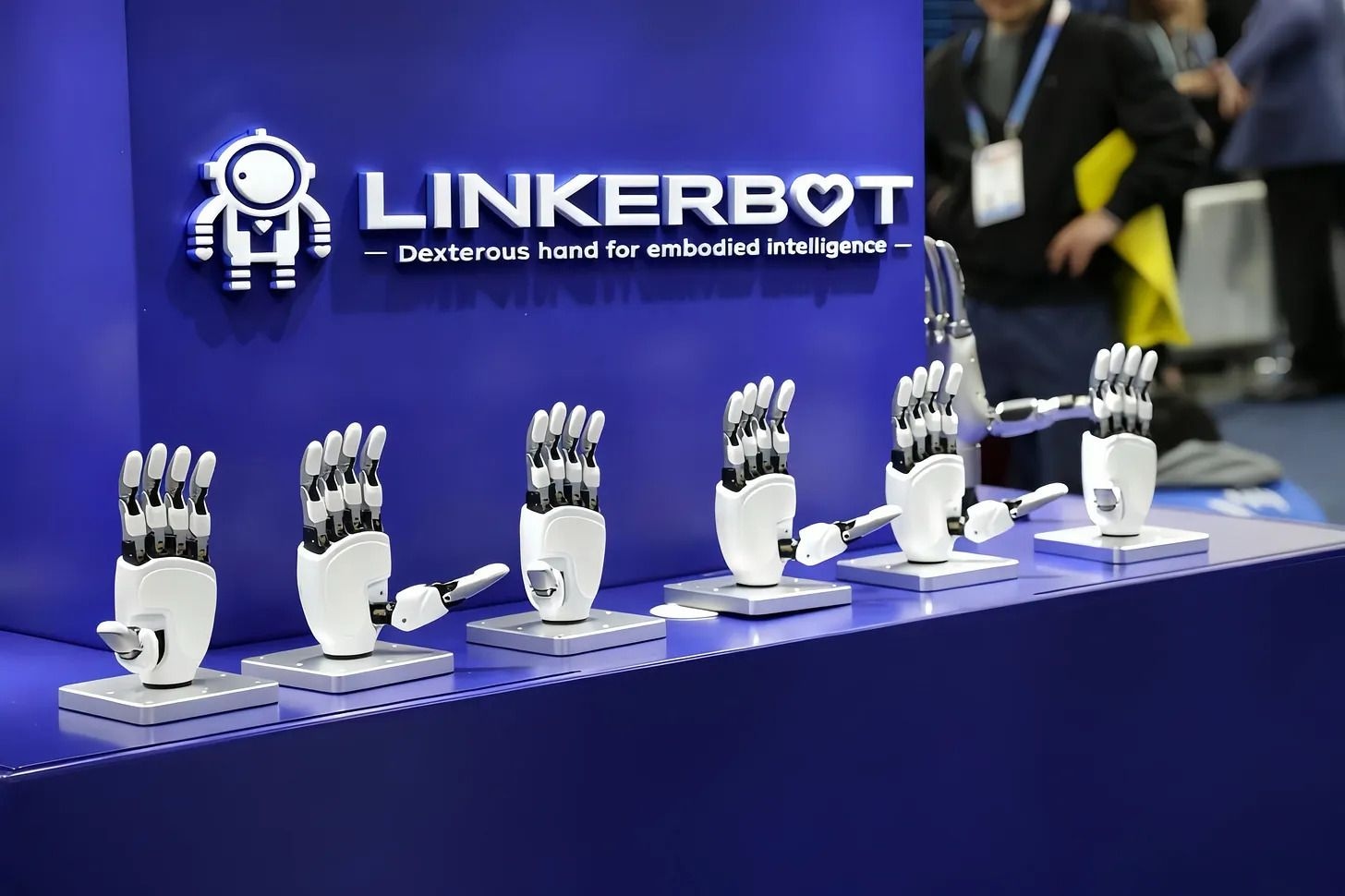 De humanoid-robothanden van Linkerbot, een van de vele Chinese bedrijven in robotica. Linkerbot