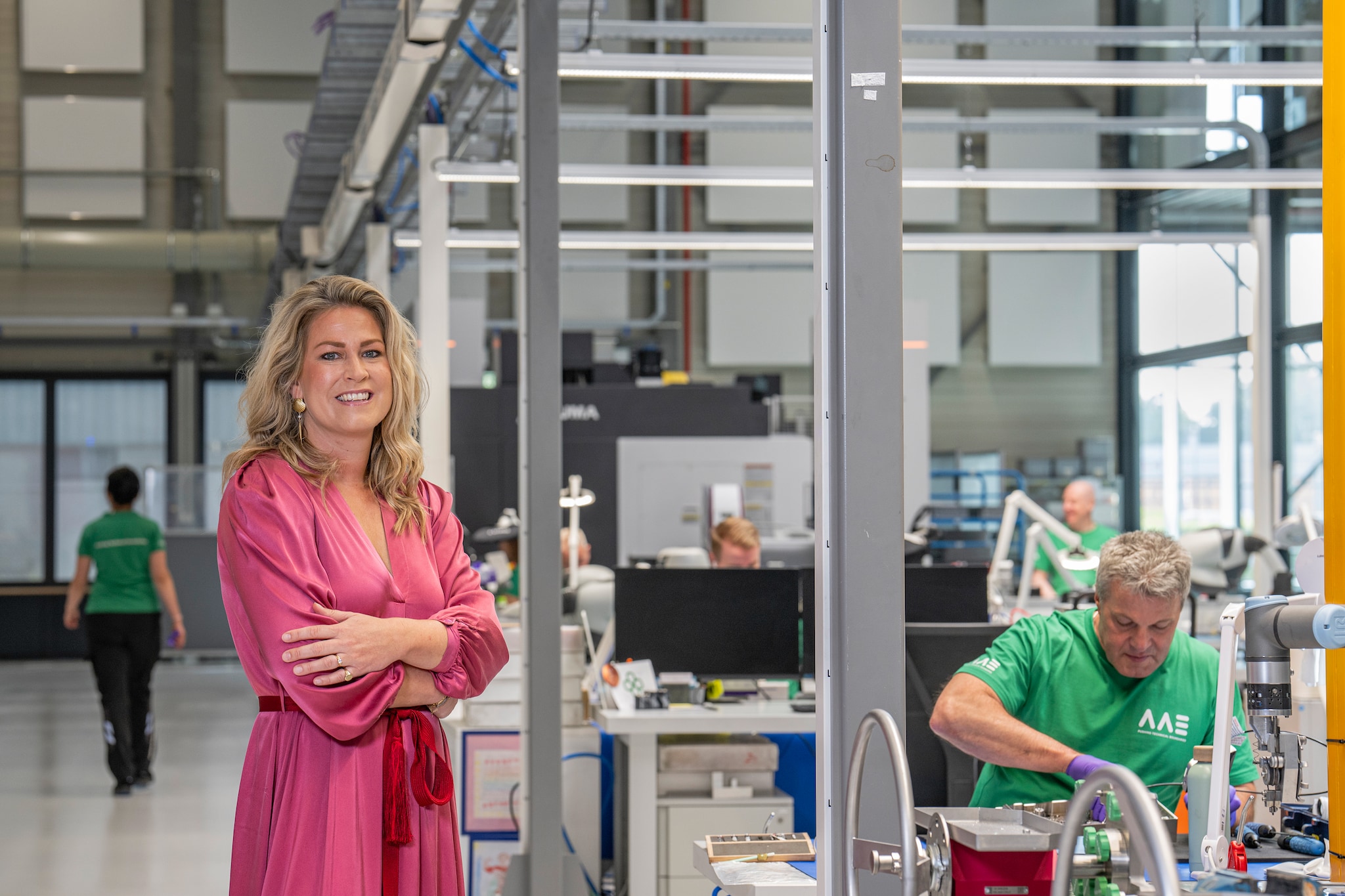 CEO Manon Pijnenburg op de werkvloer van AAE in Helmond.