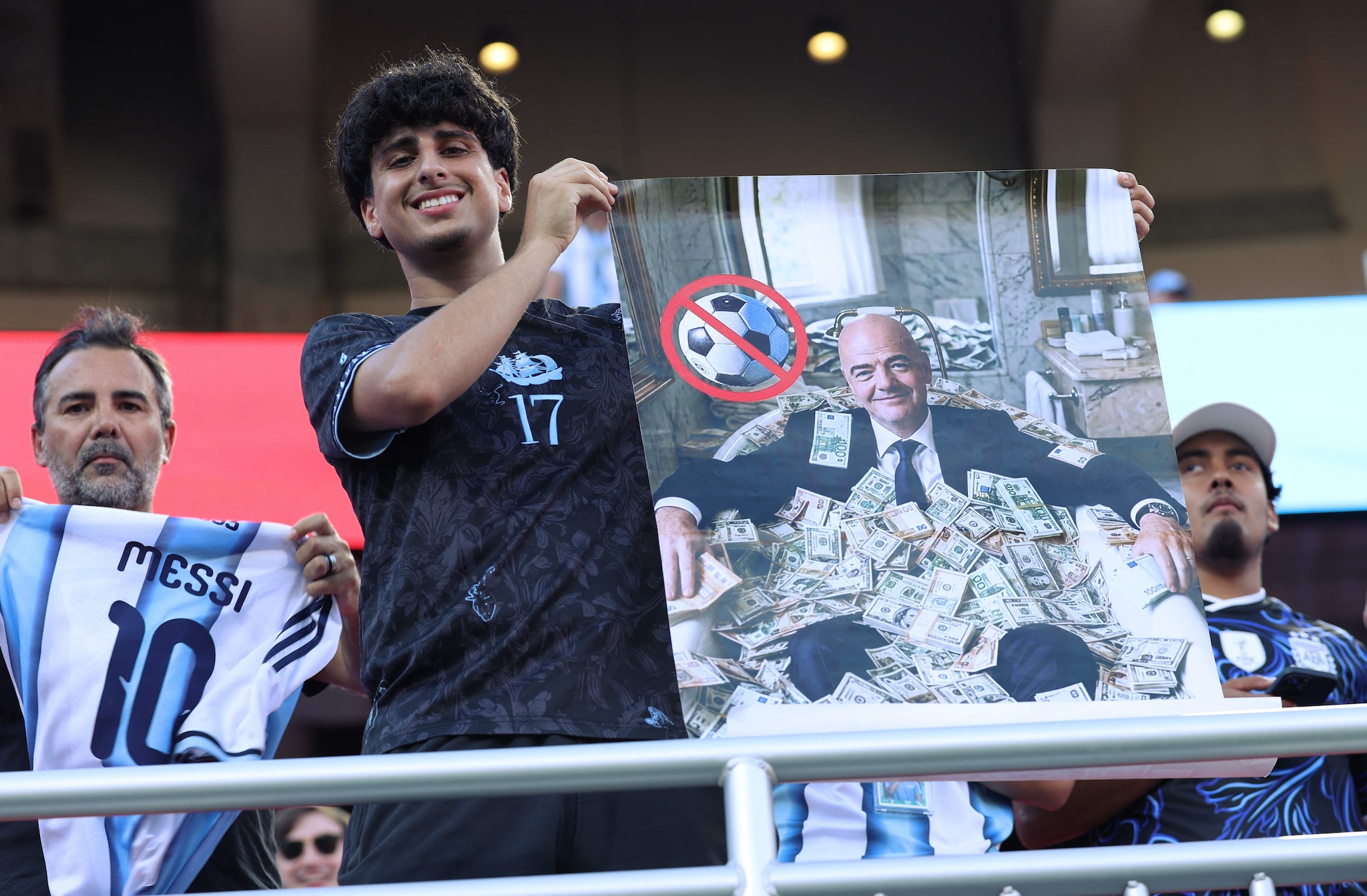 Deze foto maken lukte nog net voorafgaand aan Argentinië-Zwitserland, kort daarna moest deze voetbalsupporter z’n poster afgeven aan de beveiliging.  AFP