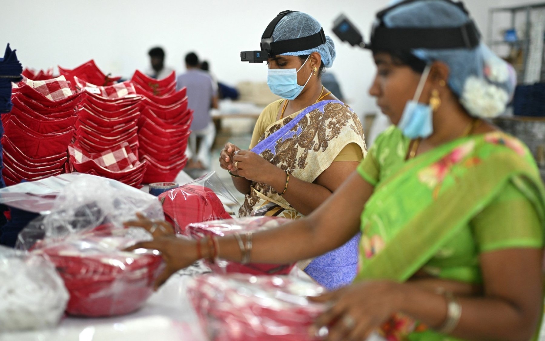 Bij Pearl Global Industries werkt personeel met AI-headsets om data te verzamelen om uiteindelijk datzelfde personeel te kunnen vervangen. Reuters