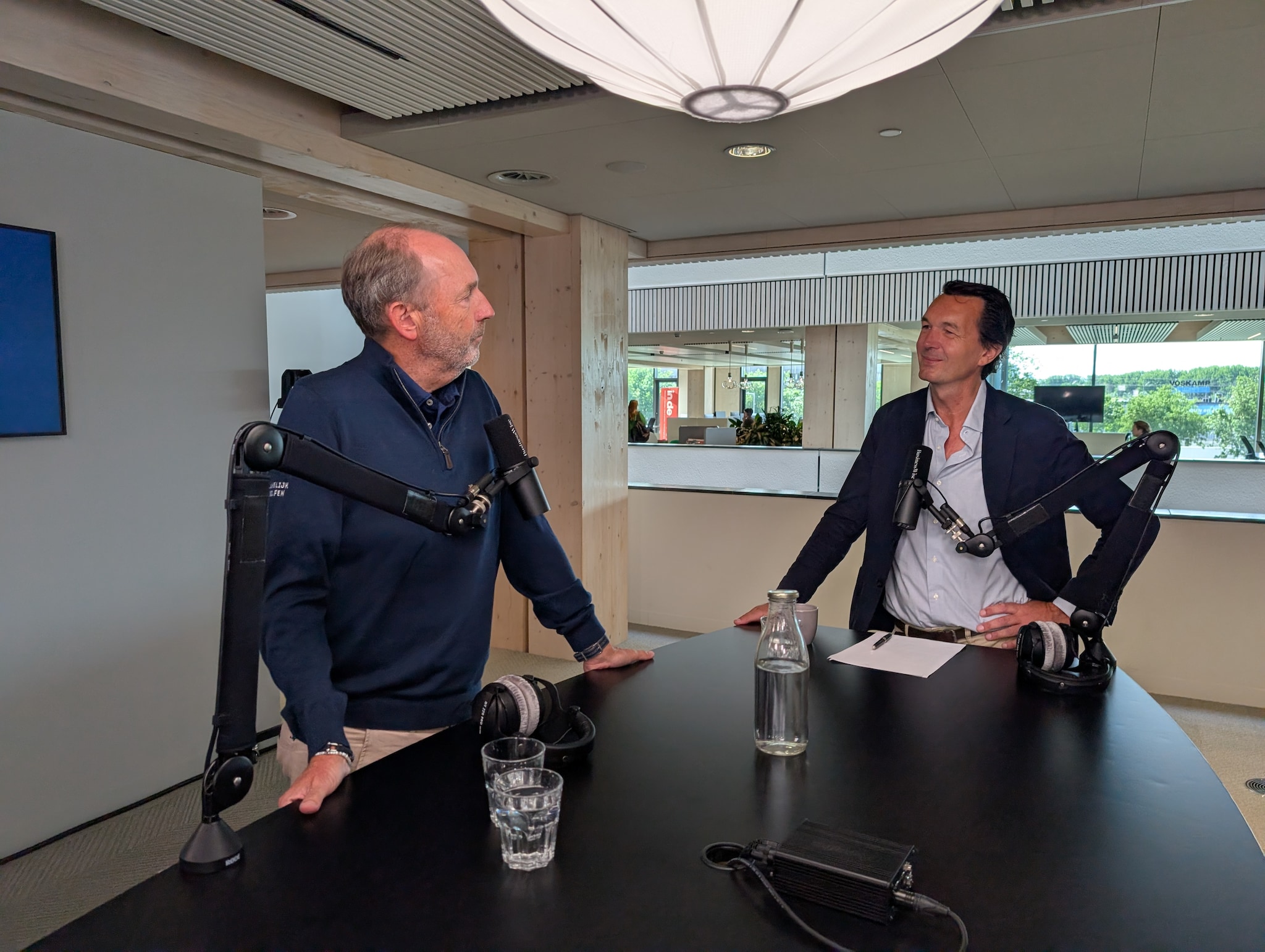 Daan Slooter in de BusinessWise-radiostudio in gesprek met At the Top-presentator Paul van Riessen. BusinessWise