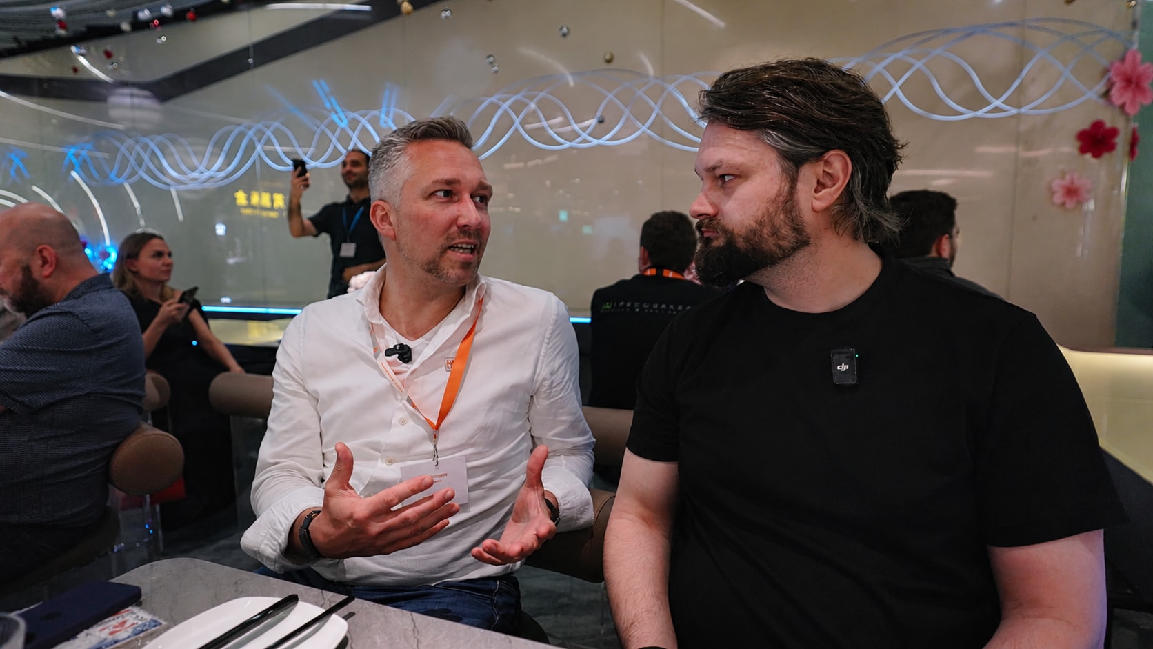 Aragorn Meulendijks in gesprek met Thijs Dorssers in Shenzhen. BusinessWise