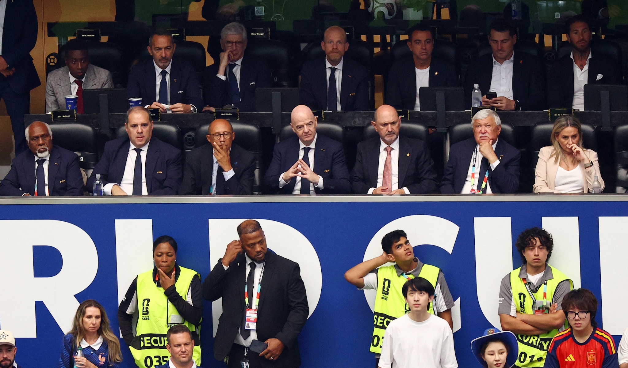 FIFA-president Gianni Infantino (midden) tijdens Spanje-Frankrijk en zoals hij zichzelf graag ziet - liefst ook op tv: tussen belangrijke hoogwaardigheidsbekleders. REUTERS