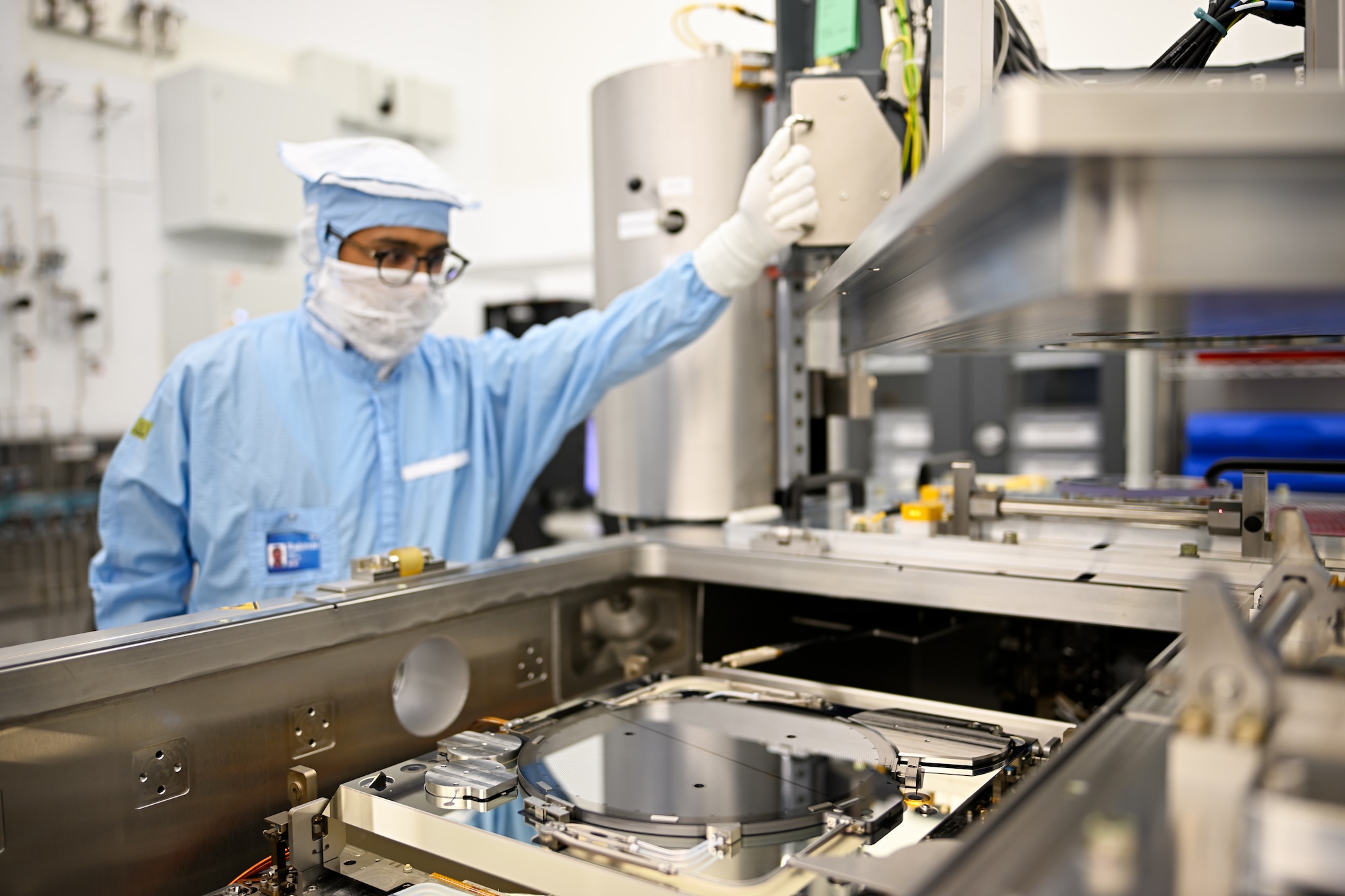 Een medewerker van ASML aan het werk.