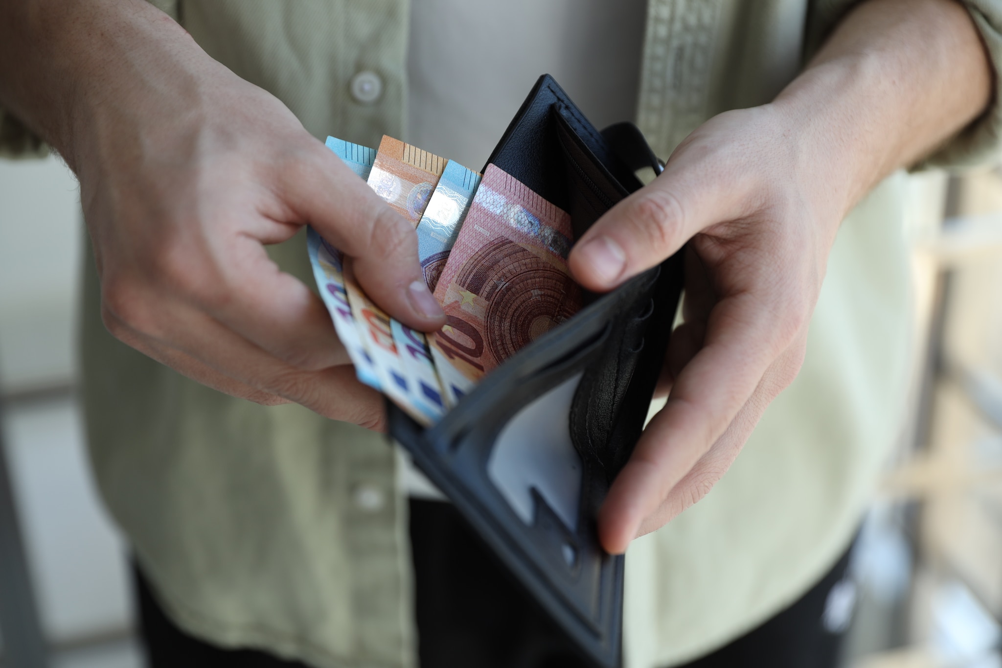 Consumenten schatten de inflatie flink hoger dan.