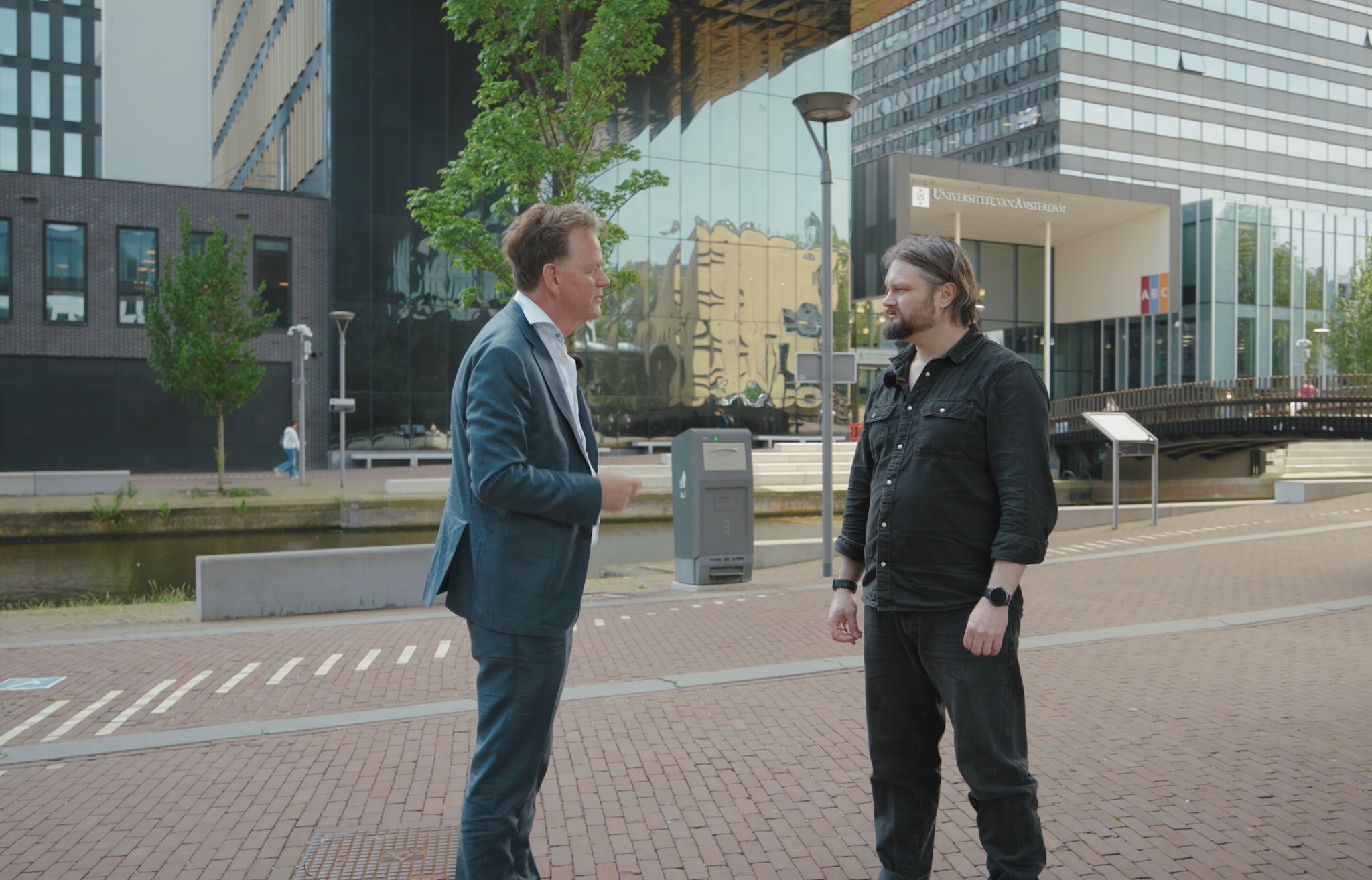 Henk Volberda in gesprek met host Aragorn Meulendijks in Revolutie Robotica. BusinessWise