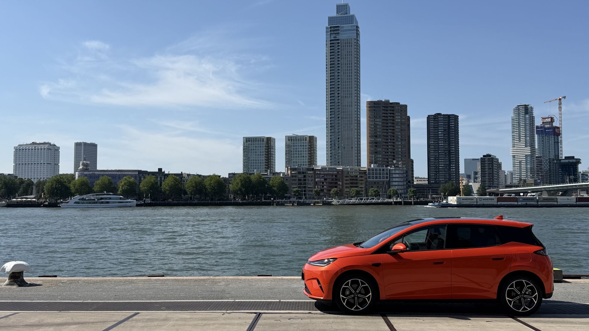 De BYD Dolphin G DM-i aan de oevers van de Maas in Rotterdam.