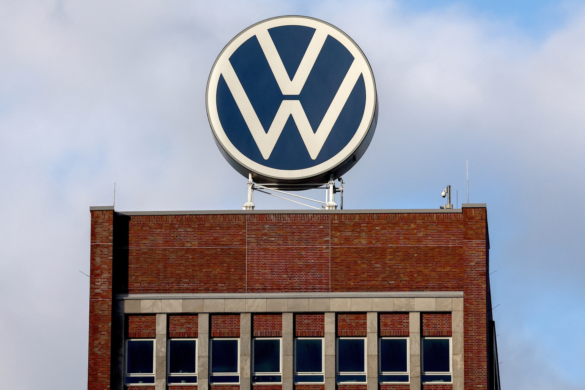 Het Volkswagen-logo op het dak van de fabriek in Wolfsburg, Duitsland.