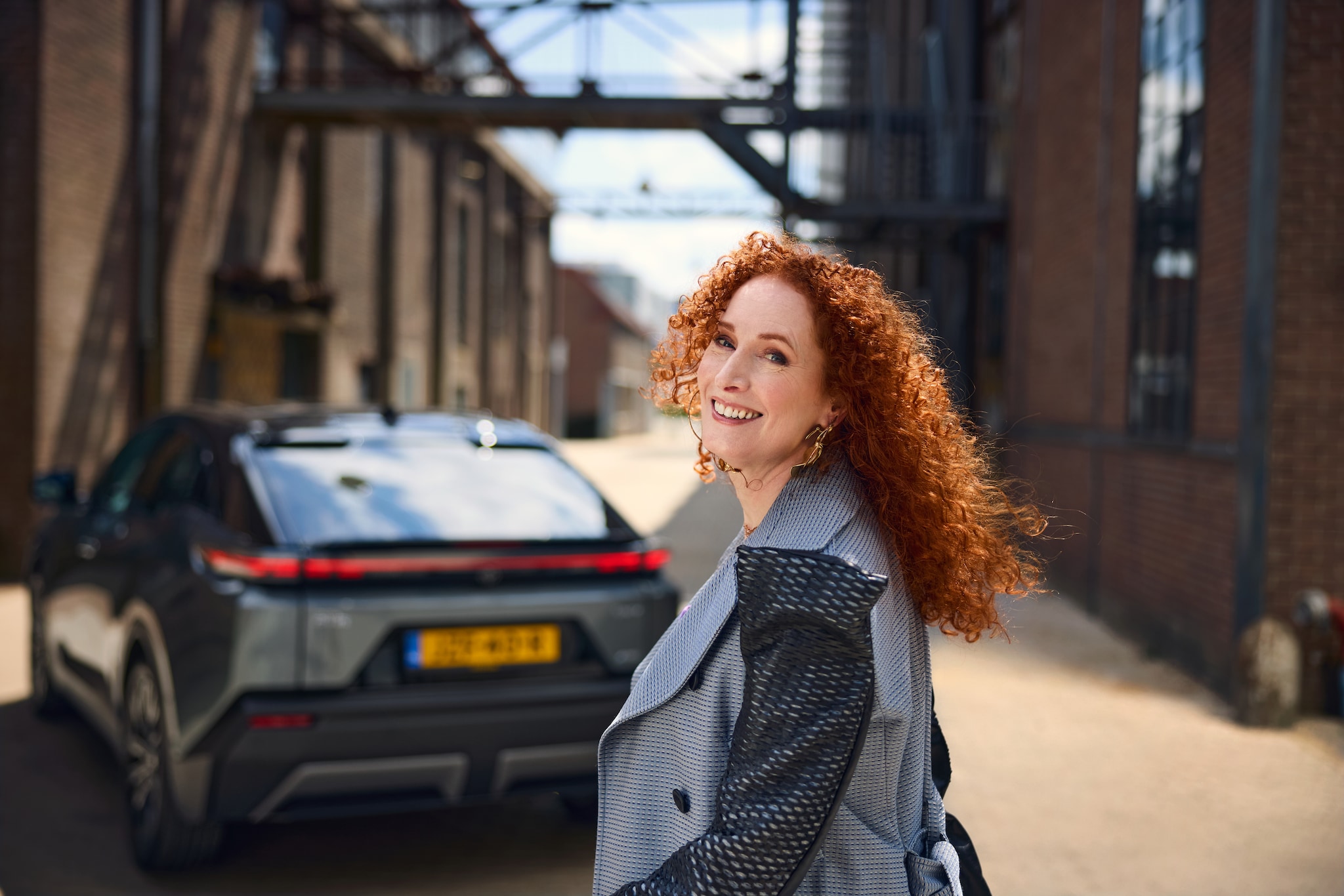 Rianne van der Steen (48) voor de volledig elektrische Toyota C-HR+.