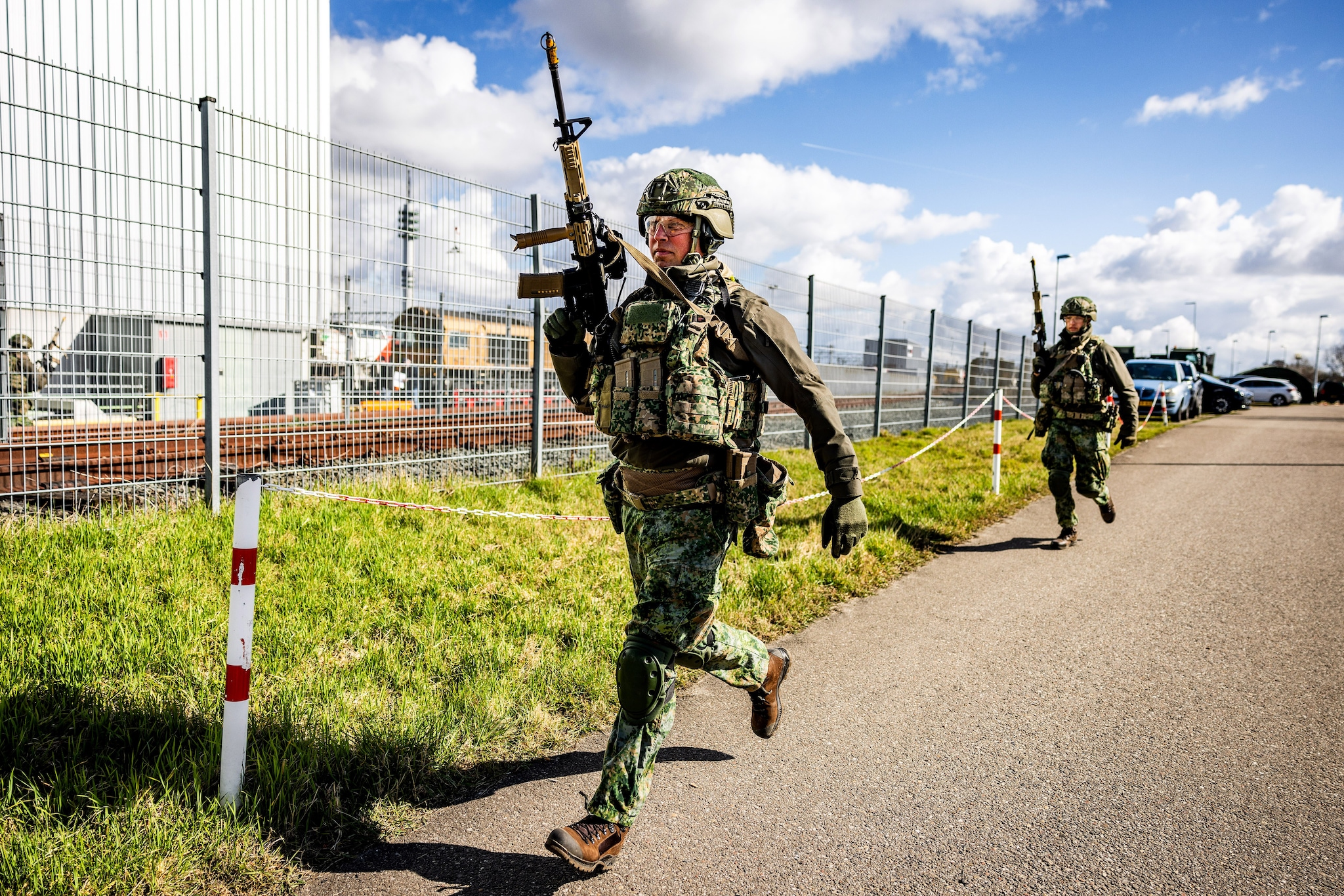 Reservisten van het Korps Nationale Reserve tijdens hun tweedaagse oefening waarbij zij civiele gebouwen en terreinen bewaken en beveiligen.