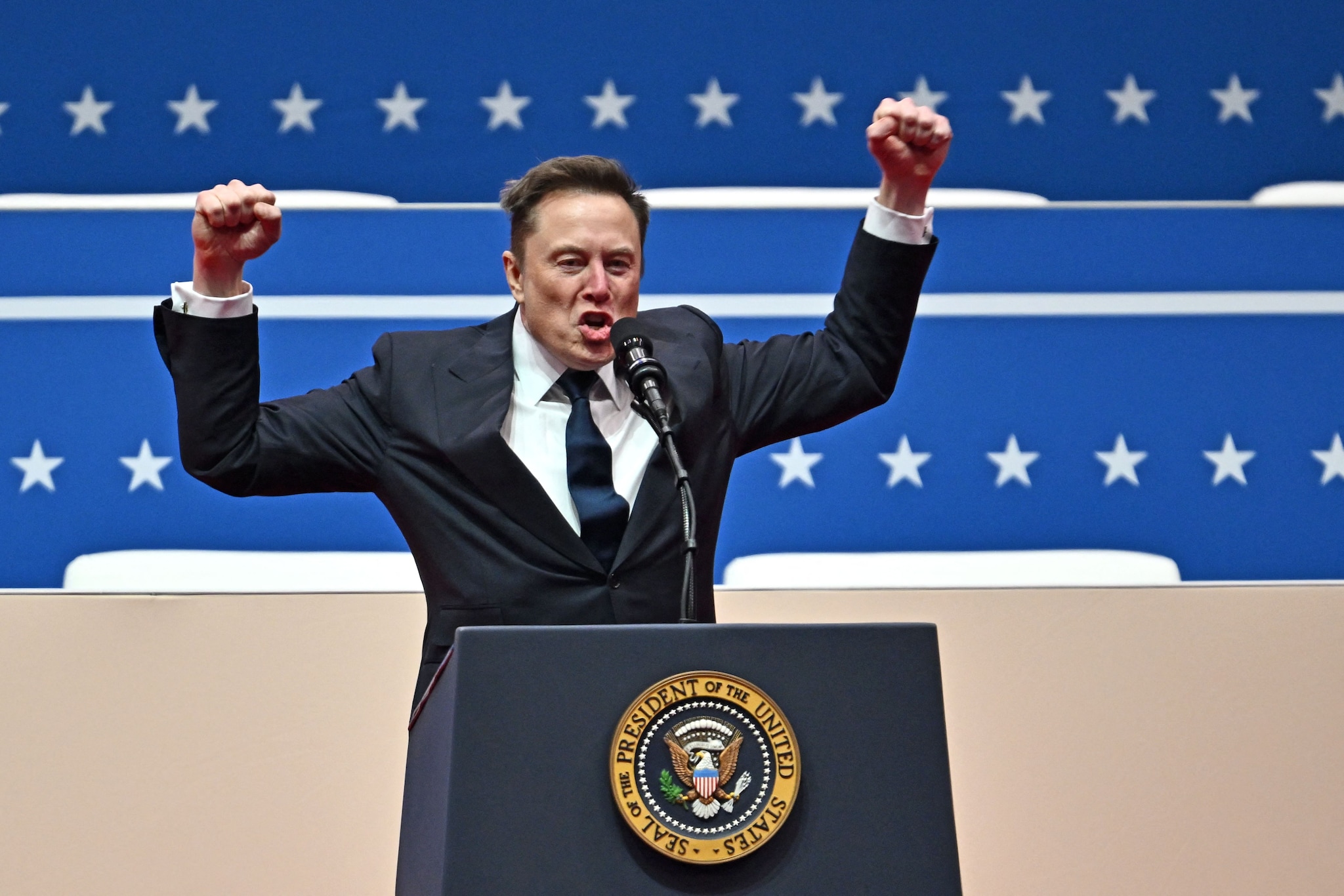 Elon Musk in andere tijd, want zo snel kan het gaan: hier spreekt hij tijdens de ‘inauguratie parade’ van Donald Trump.