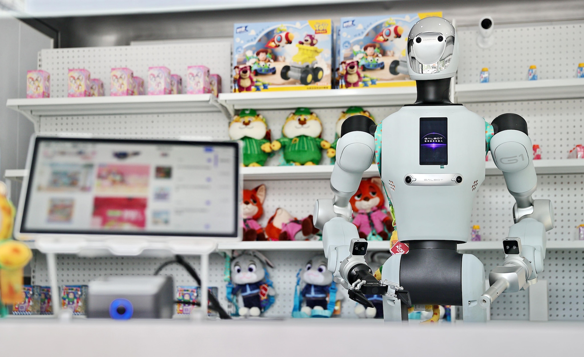 Een robot als winkelassistent in een winkelcentrum Chaoyang district, Beijing.