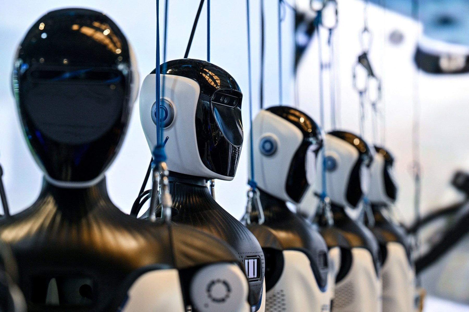 Drie Amerikaanse vliegtuigmaatschappijen weigeren humanoids en dierachtige robots aan boord vanwege de veiligheid. Van het personeel en de passagiers dus.