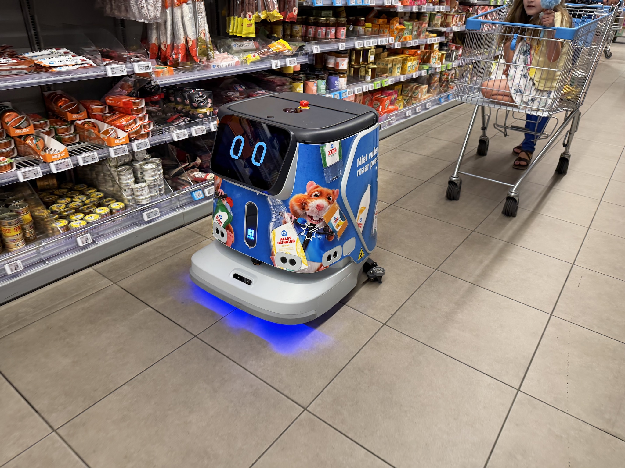 Albert Heijn gebruikt een slimme schoonmaakrobot in een AH supermarkt in Rotterdam.