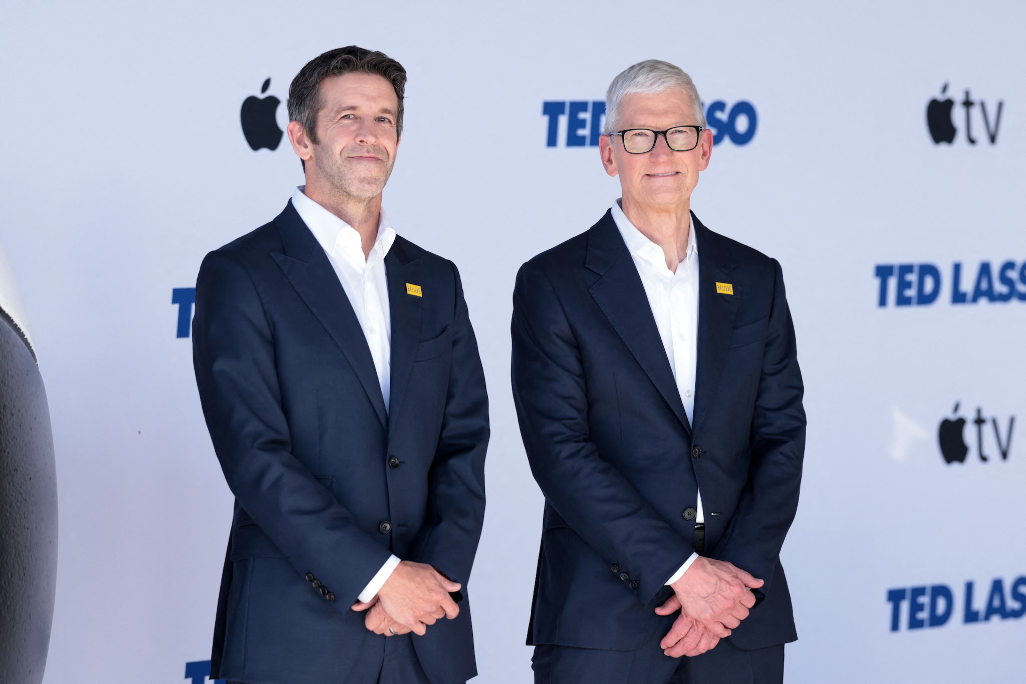 De toekomstige en bestaande CEO van Apple naast elkaar: John Ternus (l) en Tim Cook (r). ANP / AFP