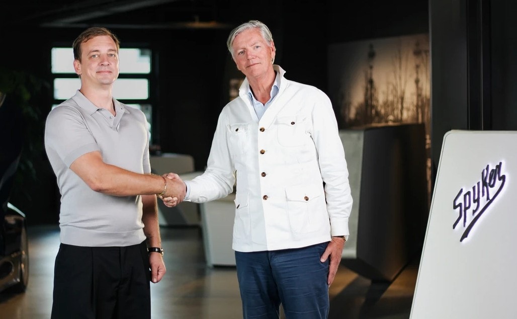 Victor Muller begroet Volodymyr Nosov als co-owner/investeerder van Spyker. Spyker