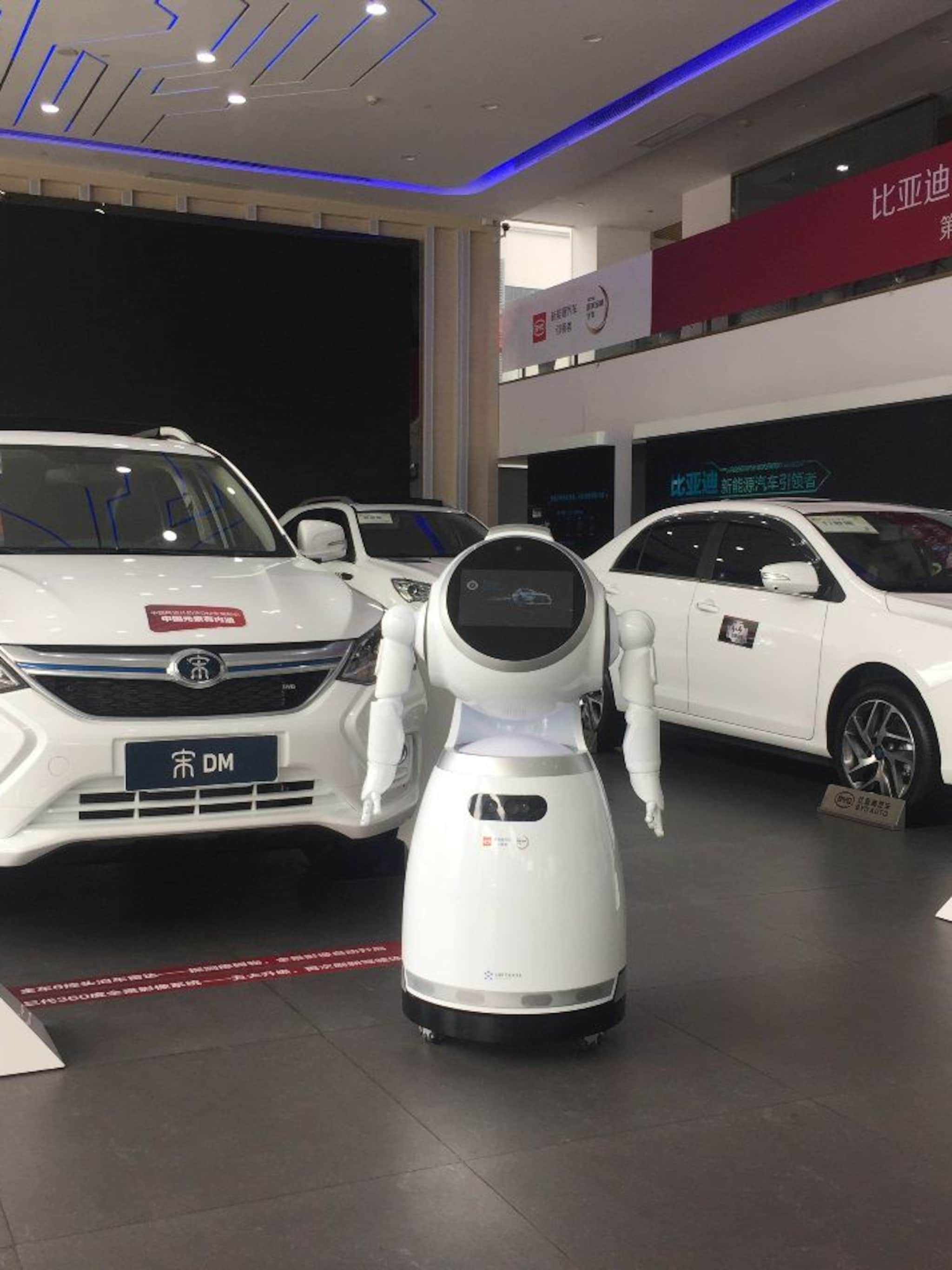 byd robot showroom verkoper