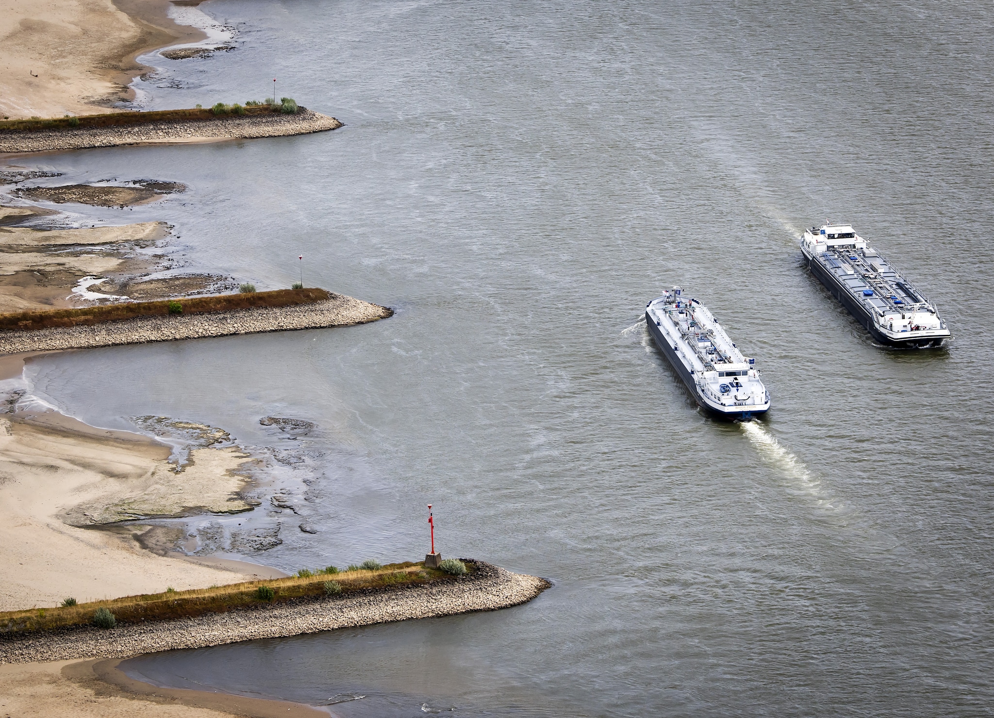 Luchtfoto van Nijmegen met droge rivierbeddingen door de lage waterstanden.