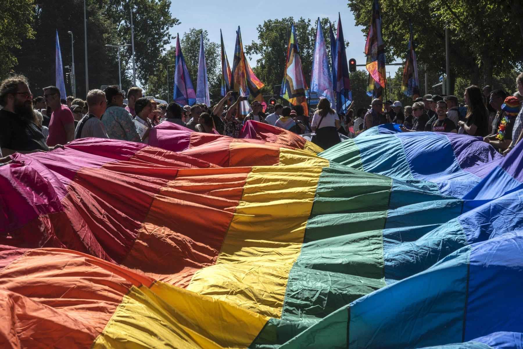 Dé regenboogvlag tijdens World Pride in Amsterdam 2026.