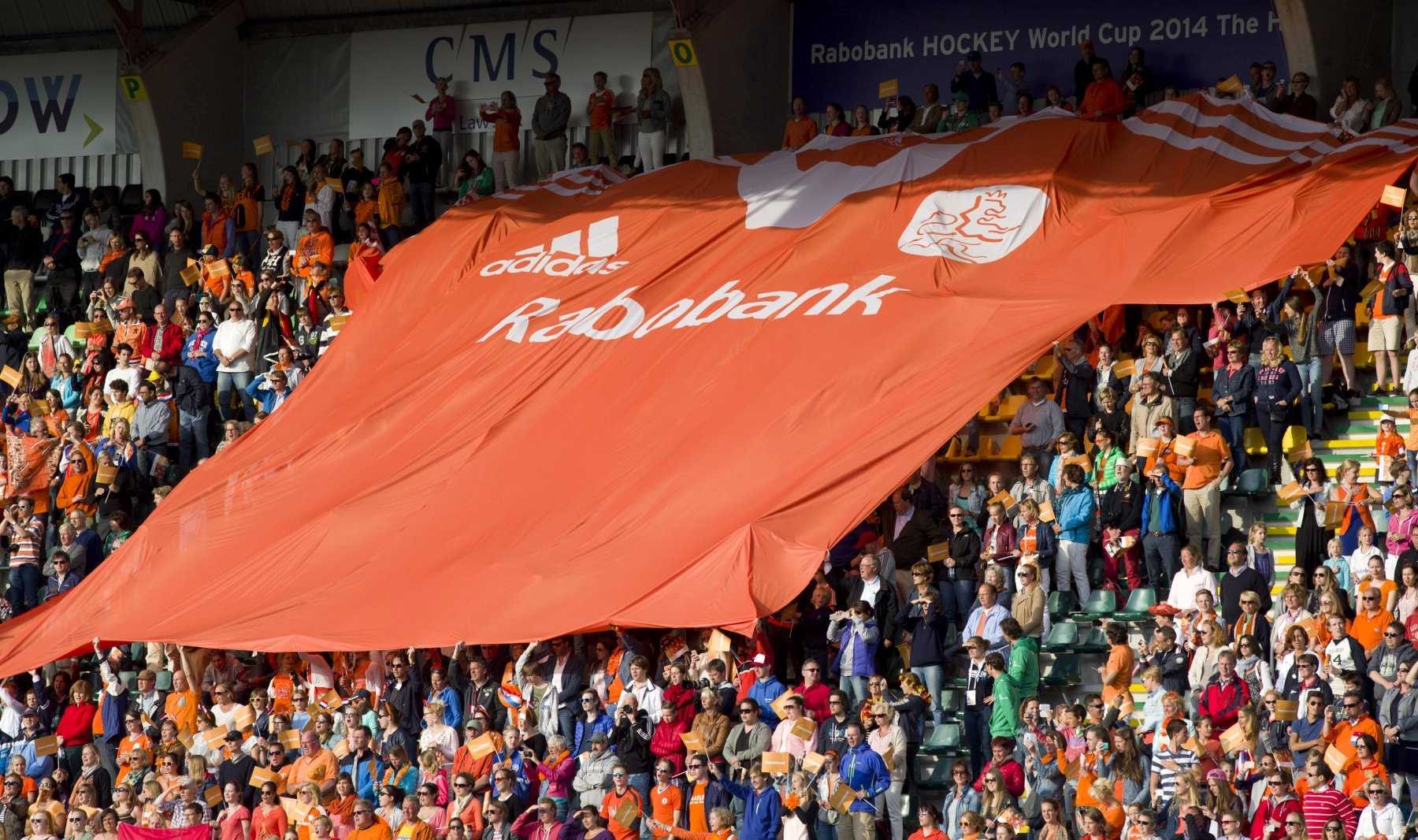 Rabobank is al dertig jaar sponsor van hockey in Nederland. Dit enorme spandoek - met logo - was te zien tijdens het WK in Nederland in 2014.