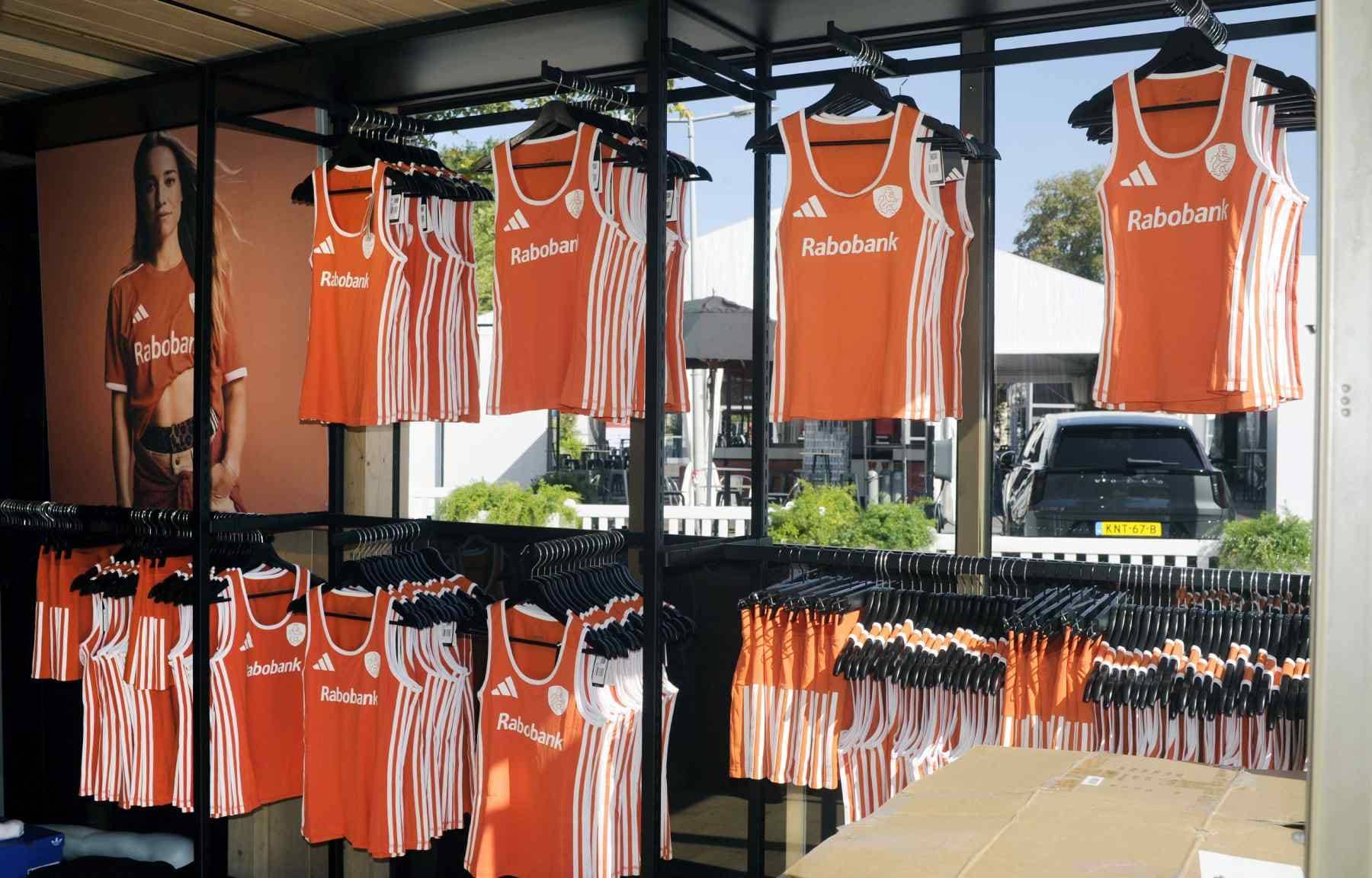 Rabobank is al dertig jaar hoofdsponsor van de KNHB, de hockeybond. Shirts met logo als merchandise, tijdens het WK in Nederland in 2026. ANP