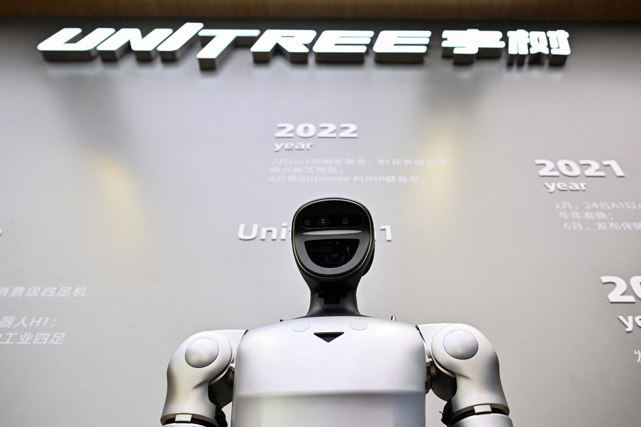 Een op afstand bestuurbare robot van Unitree Robotics in het Unitree Robotics Embodied Intelligence Experience Center in het district Jing'an in Shanghai.
