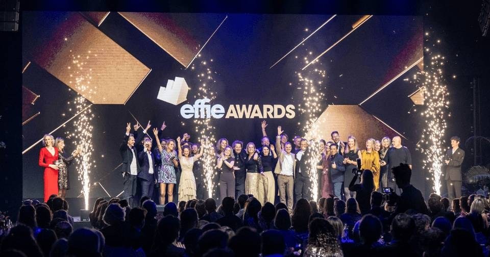 Alle winnaars van de Effie Awards 2025 - de Effies - bijeen op het podium.
