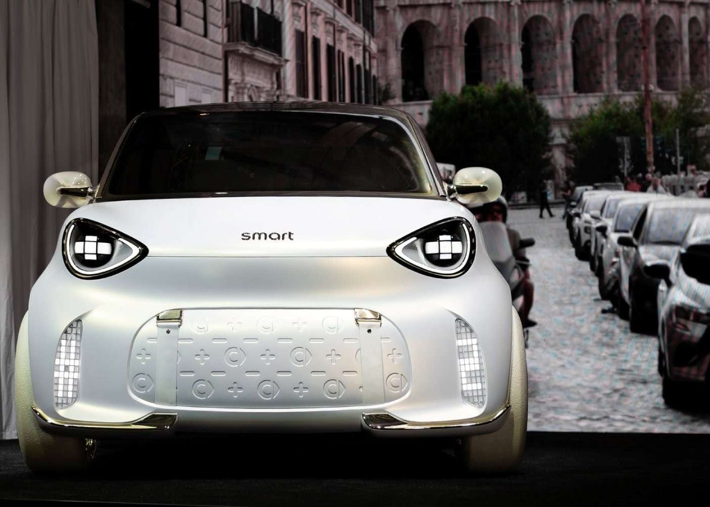 Met een actieradius van 300 kilometer en een minimale draaicirkel wil de Smart#2 bewijzen dat de sleutel tot een geslaagde EV-transitie niet in de infrastructuur zit, maar in slim, op de stad afgestemd design. Smart