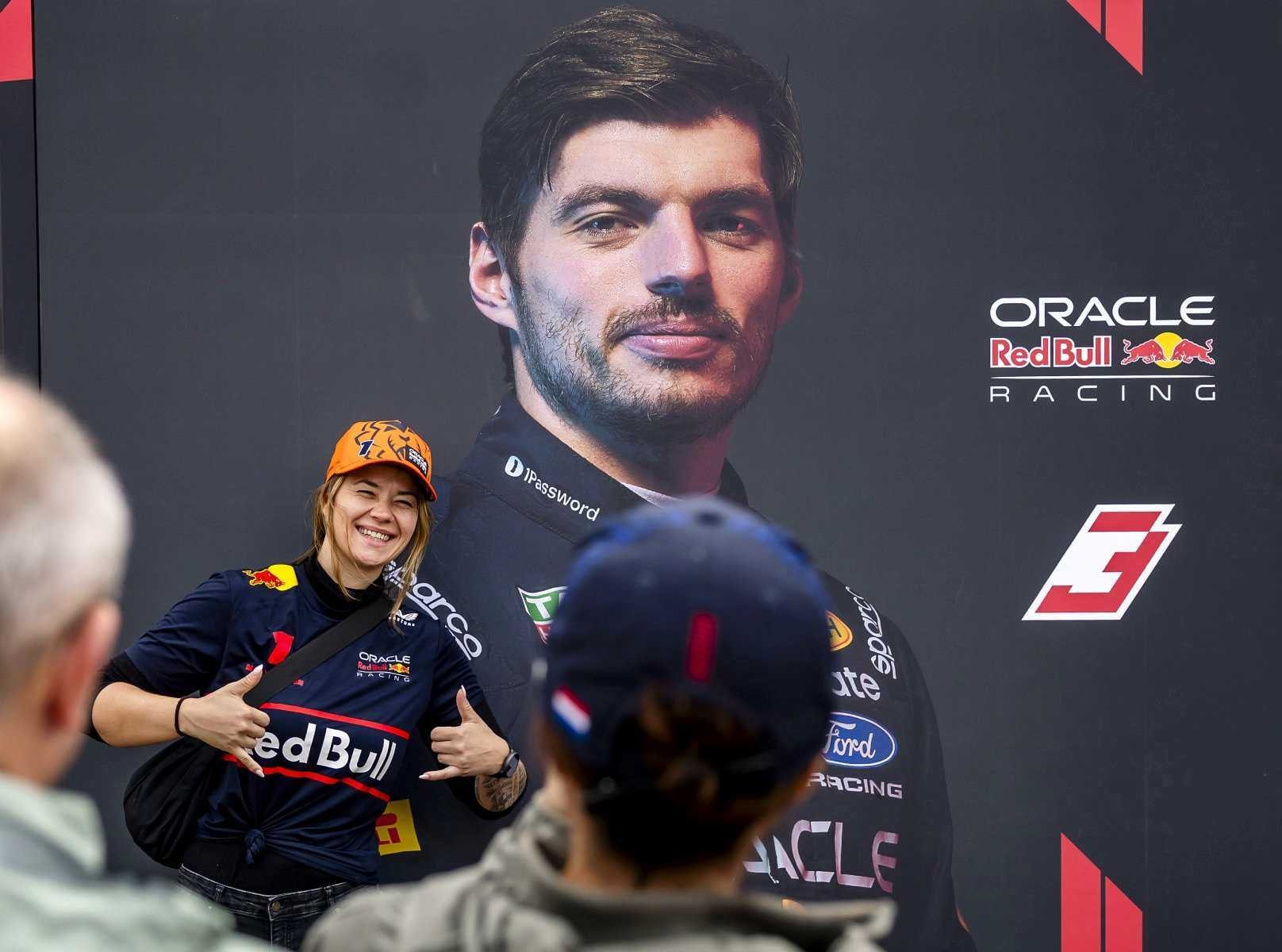 Met Max-cap en shirt op het circuit van Zandvoort op de foto met je grote held. Althans, zijn afbeelding.