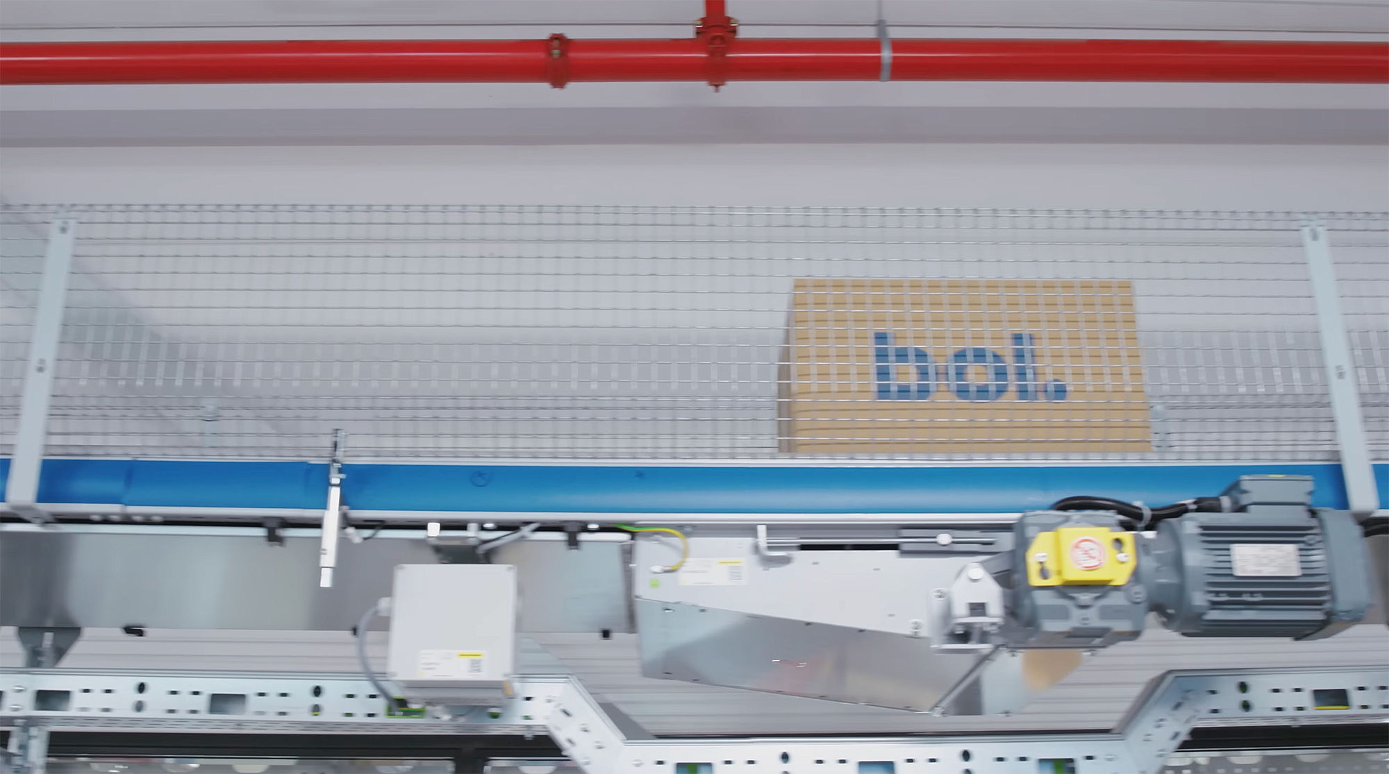 Een bol-pakket raast door het moderne warehouse van de online winkel BusinessWise