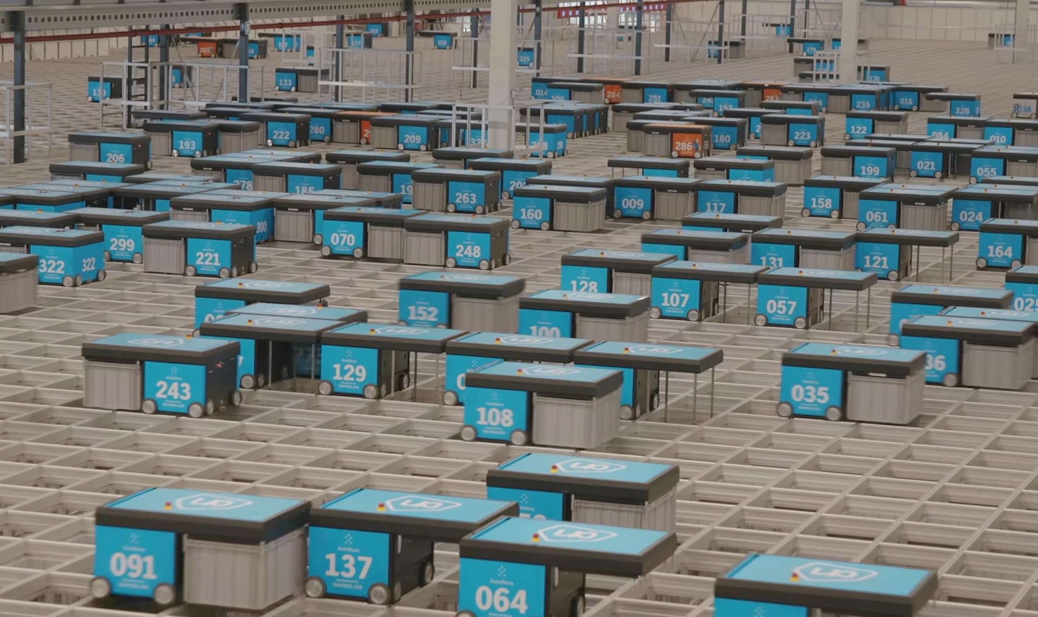 Duizenden kratten in het distributiecentrum van Ahold worden door robots bestuurd.