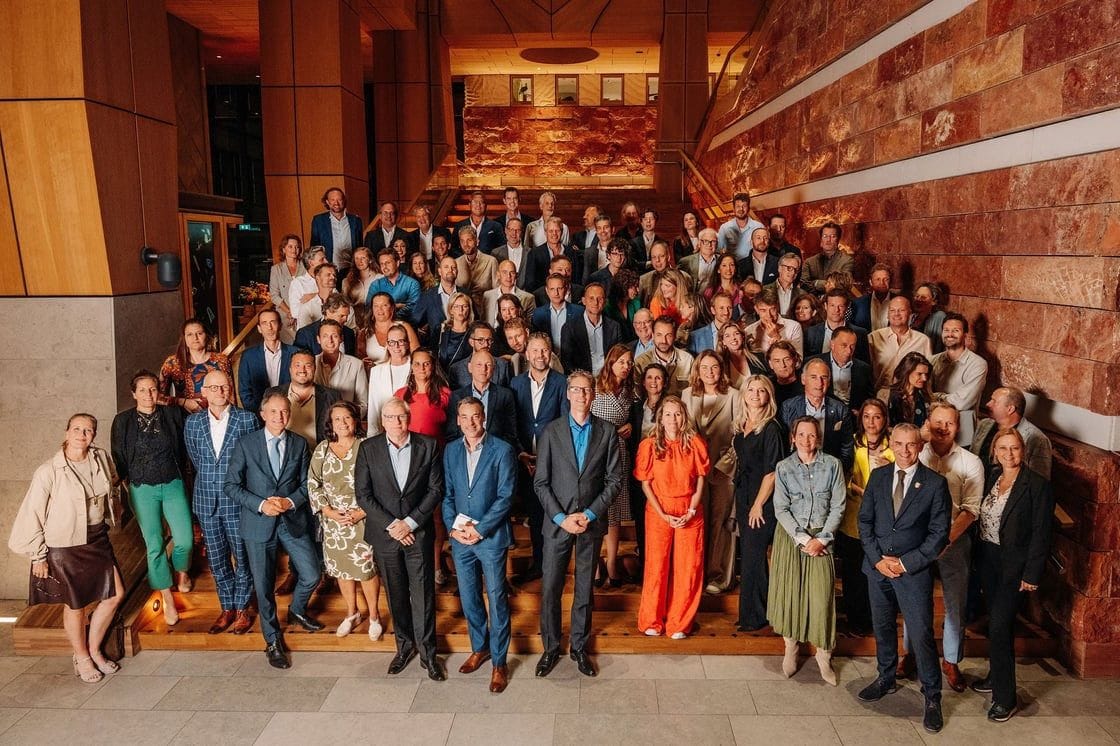 Honderd CEO's en politici ondertekenden het Ondernemersakkoord 2030 in Naturalis Biodiversity Center.