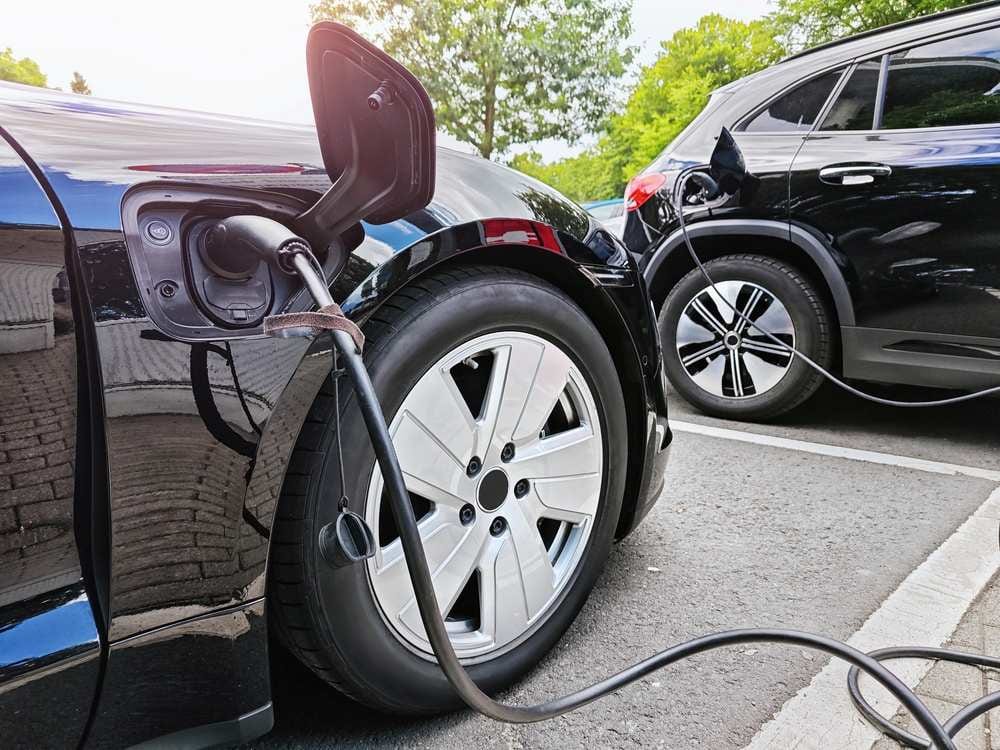 Werkgevers staan voor een forse fiscale kostenstijging: vanaf 2027 kost een fossiele zakenauto duizenden euro’s extra per jaar door de pseudo-eindheffing. Shutterstock