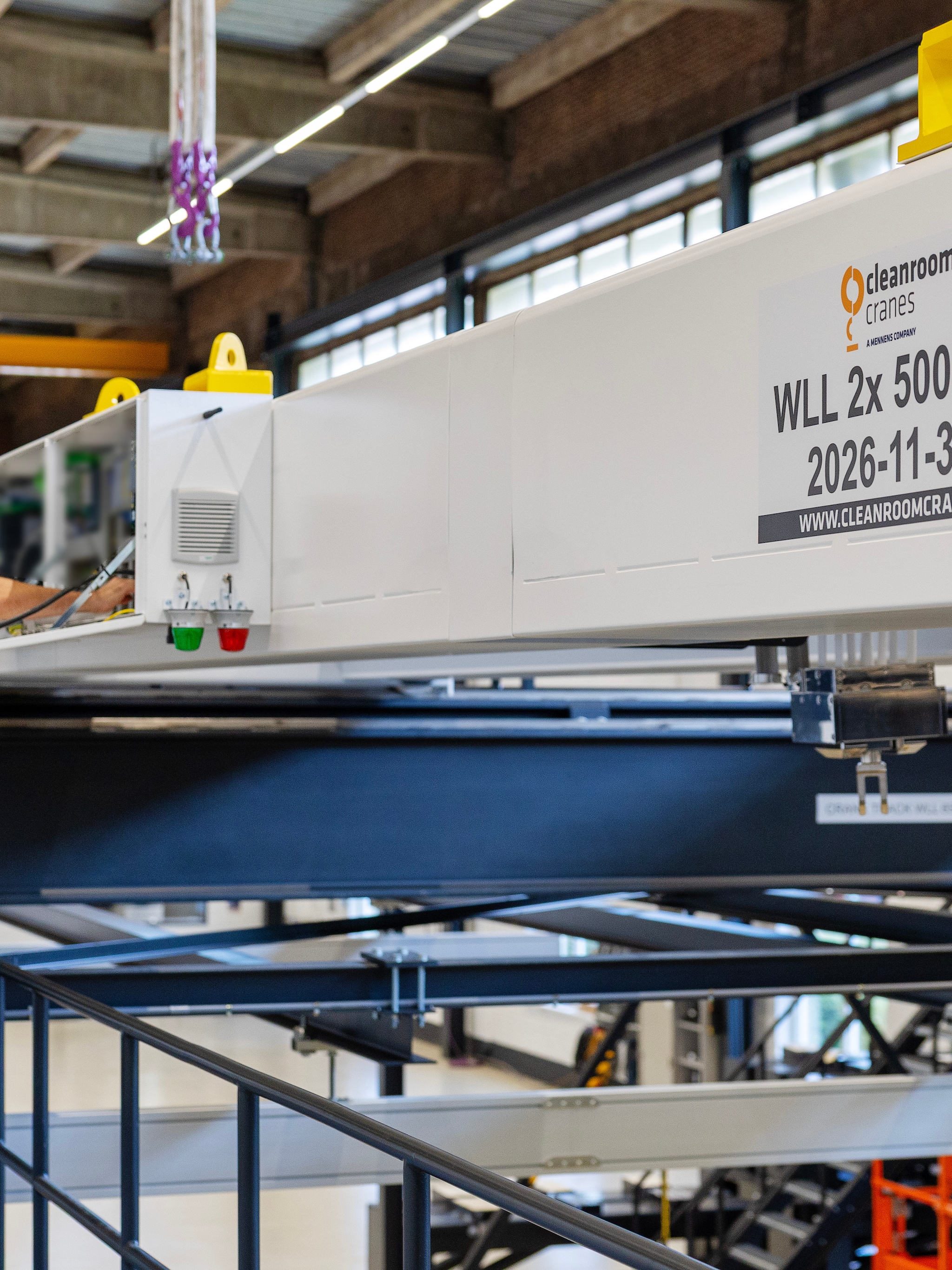 in het spoor van asml verovert dit onbekende eindhovense bedrijf de wereld met cleanroomkranen