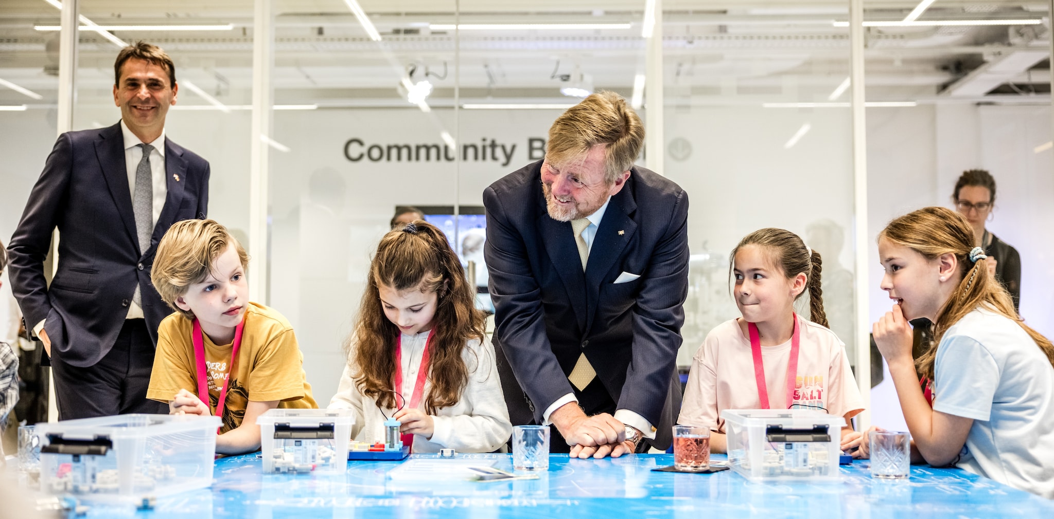 Koning Willem-Alexander (foto) tijdens een recent bezoek aan de ASML-campus. Links op de foto CEO Christophe Fourquet.