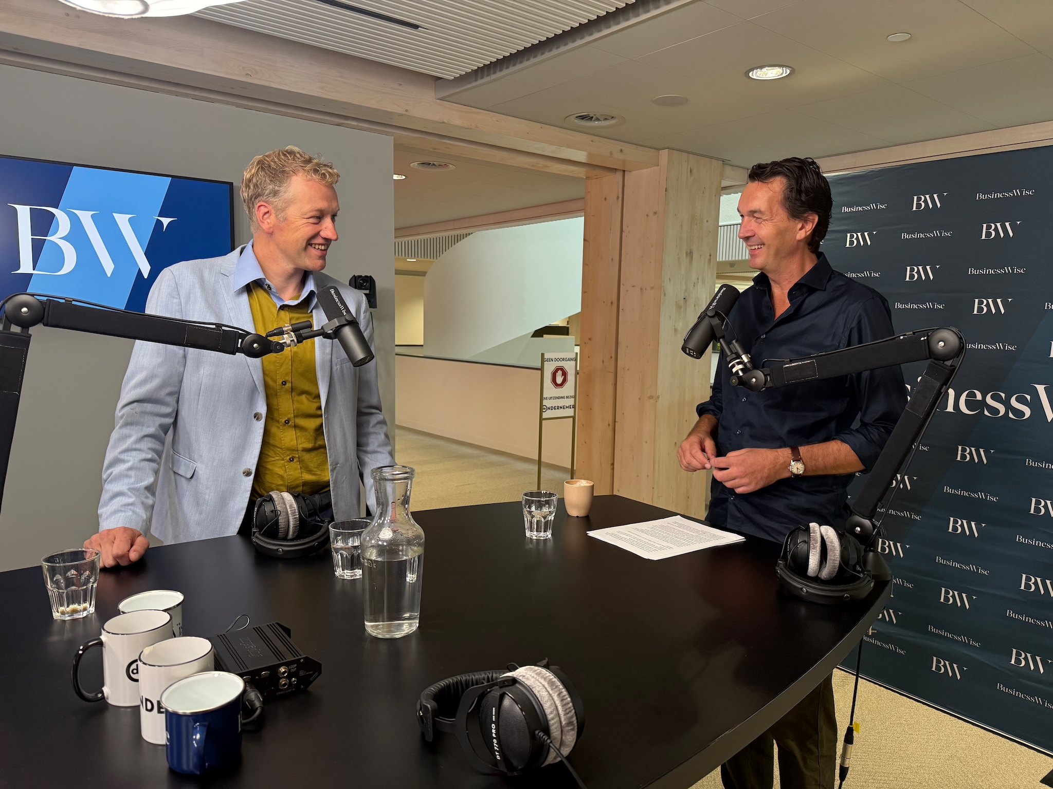 Presentator Paul van Riessen (rechts) met Harry Talen in de radiostudio van BusinessWise.  Redactie BusinessWise