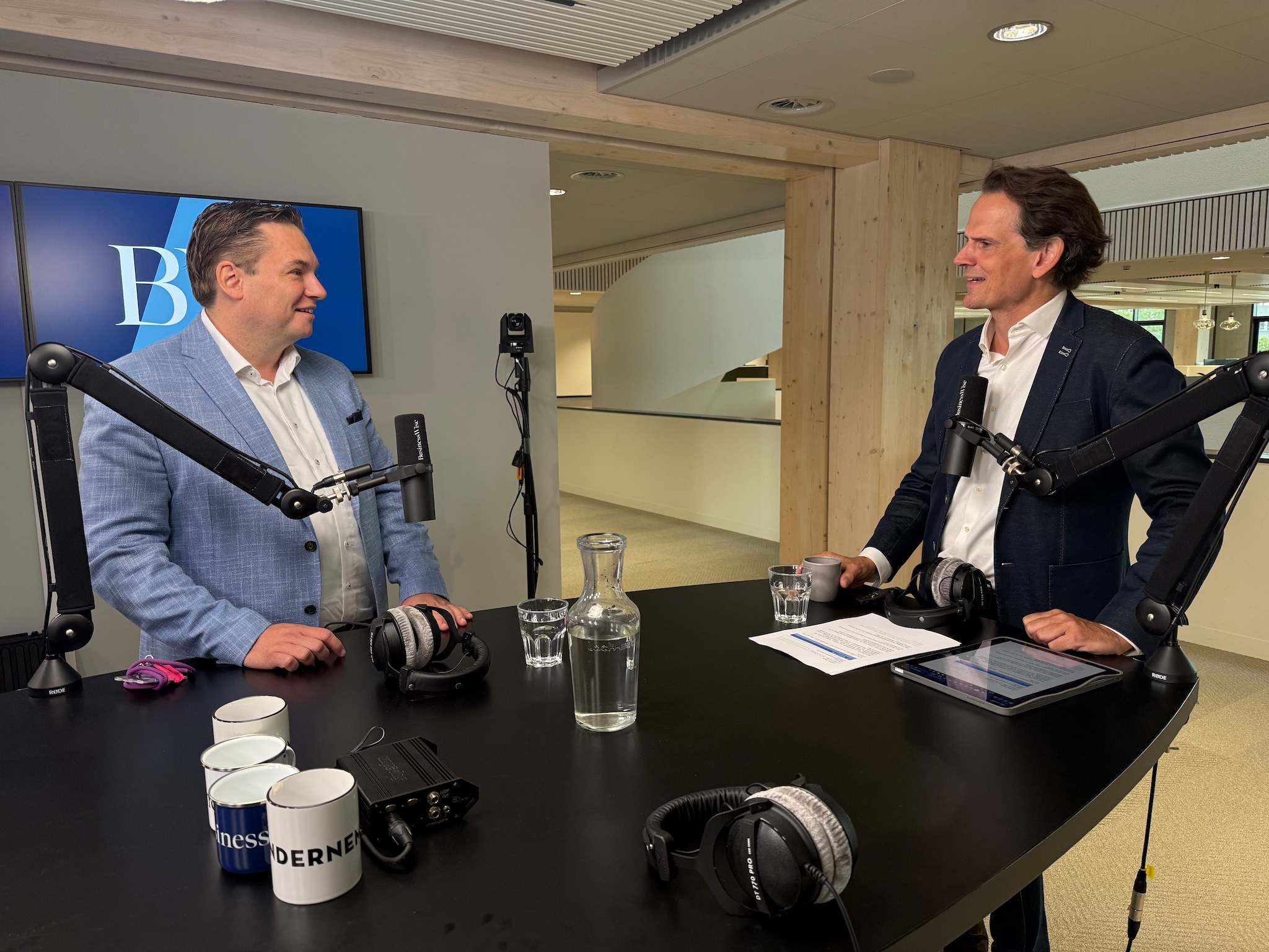 Jos van de Kerkhof met presentator Gerben van Driel (rechts) in de studio van BusinessWise.  BusinessWise