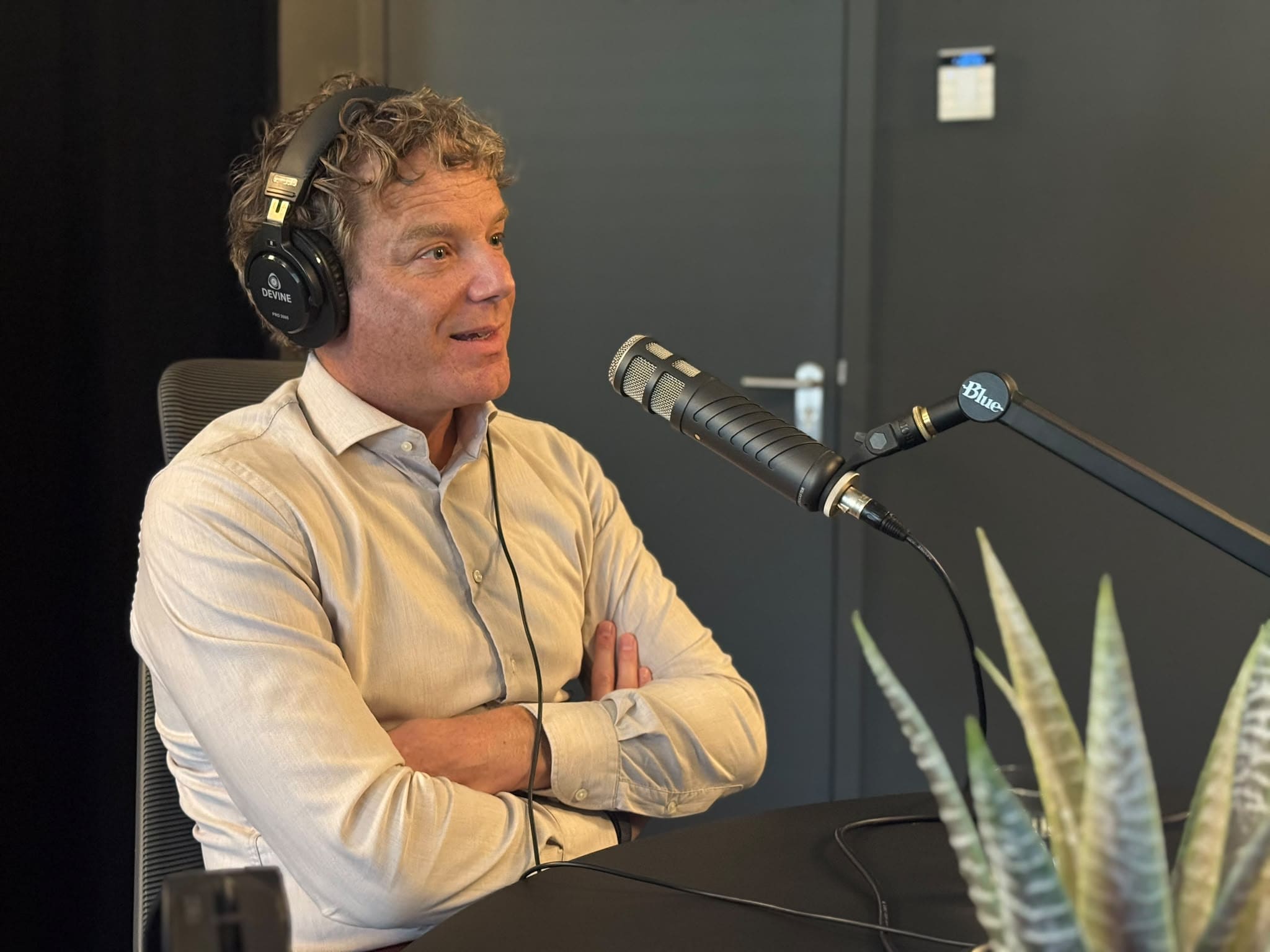 Tjerrie Smit van Nationale Nederlanden in de studio van AI at Work Live.  Redactie BusinessWise