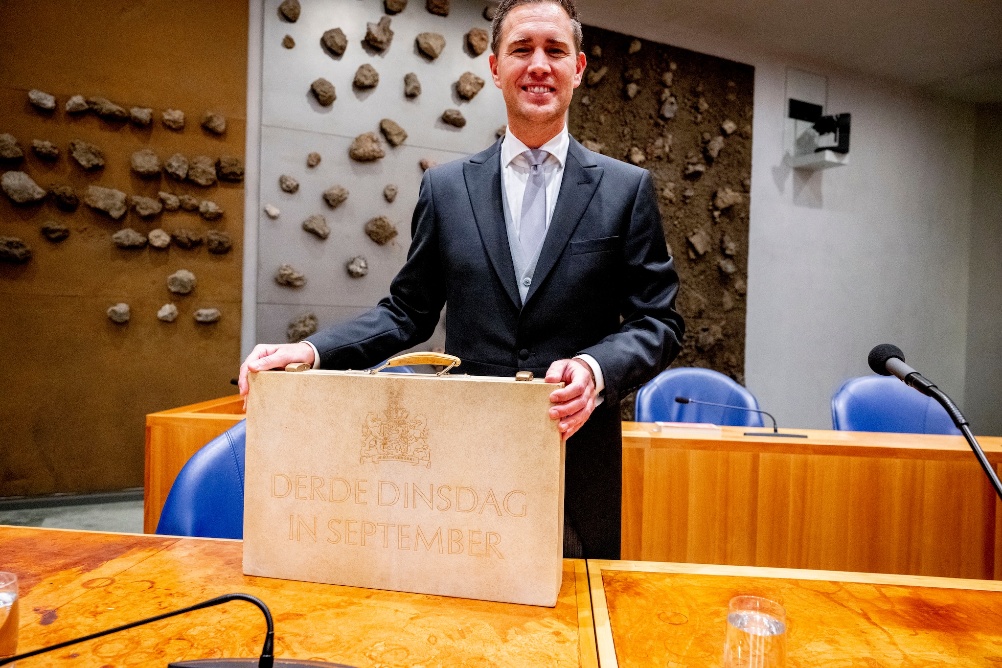 Minister Eelco Heinen van Financiën op Prinsjesdag 2026 in de Tweede Kamer met hét koffertje met miljoenennota en rijksbegroting.