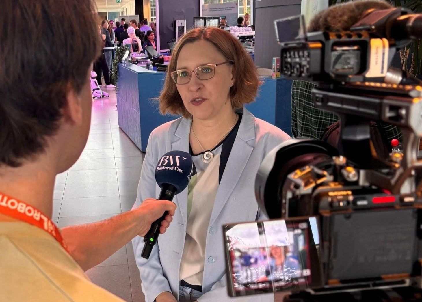 Dr. Susanne Bieller van de International Federation of Robotics (IFR) tijdens Future Pulse voor de camera van BusinessWise.
