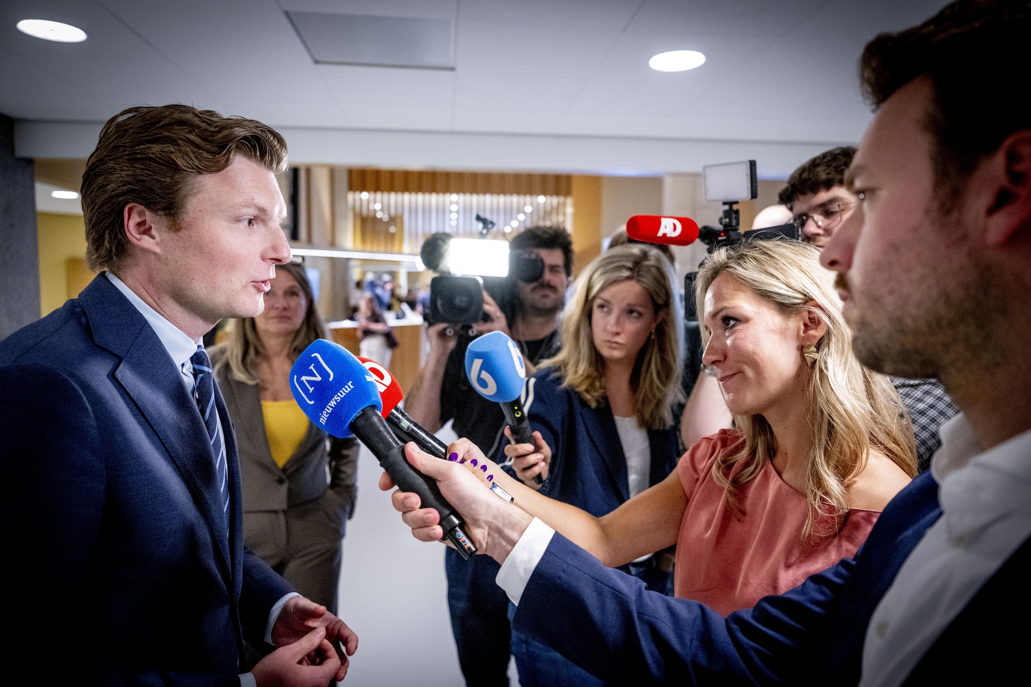 Ruben Brekelmans (VVD) staat de pers te woord tijdens het wekelijkse vragenuur in de Tweede Kamer.