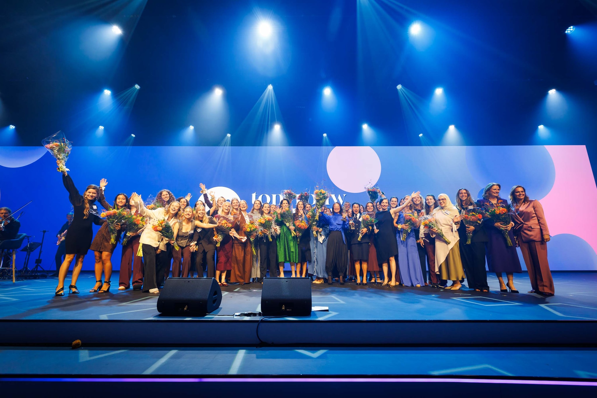 Alle genomineerde topvrouwen en talenten op het podium bijeen in Studio21. Stichting Topvrouw van het jaar