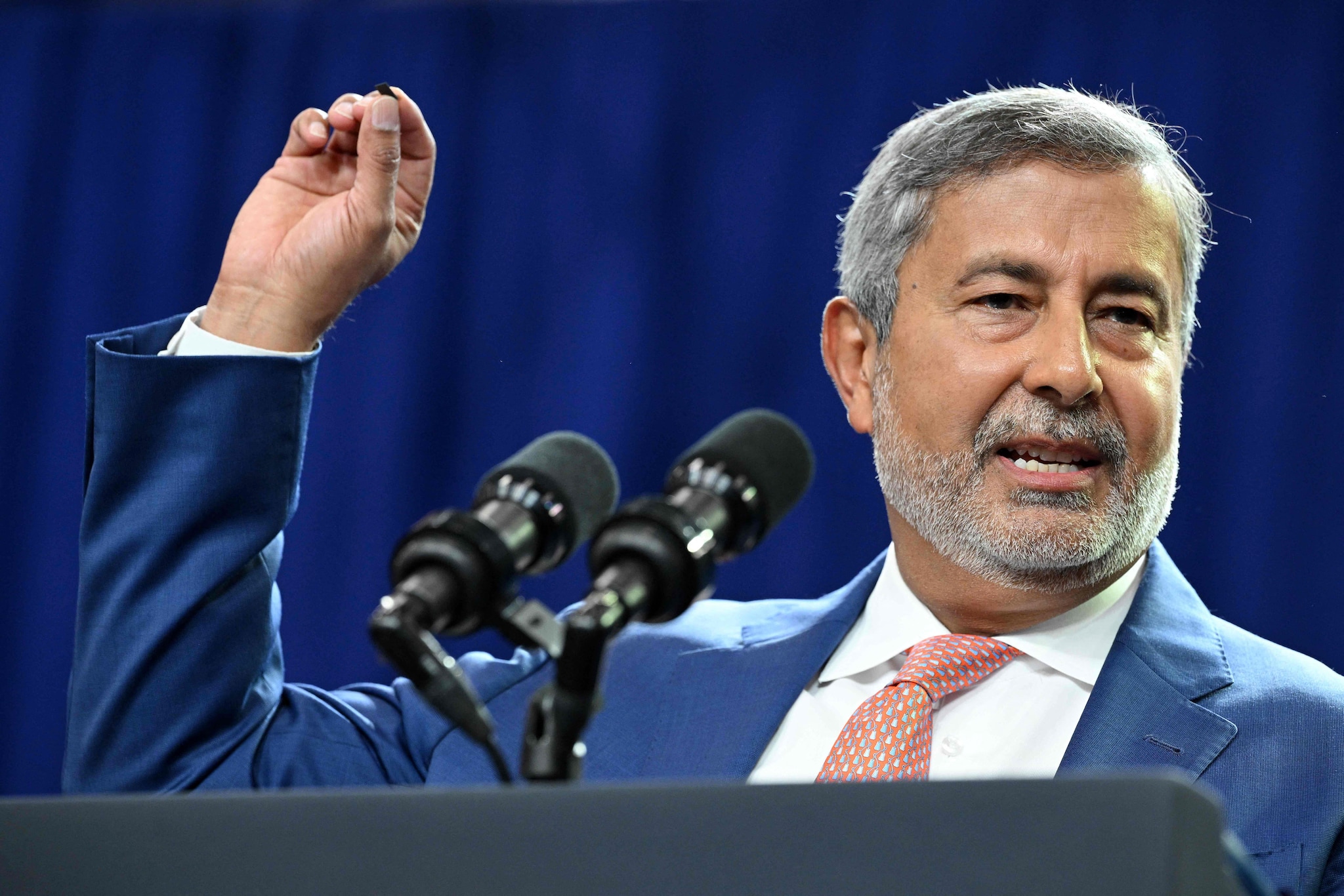 CEO van Micron Technology Sanjay Mehrotra: om ontevreden fabriekswerkers in Taiwan tegemoet te komen, deelt hij een bonus uit die oploopt tot maar liefst drie tot zes jaarsalarissen.